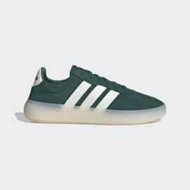 adidas Barreda DECODE Shoes 46 2/3. Moderný pohľad na klasiku adidas Objavte spojenie nadčasového štýlu a moderného pohodlia s týmito teniskami adidas Barreda Decode . Zvršok kombinuje semiš a nylon, čo vytvára zaujímavú textúru a štýlový vzhľad. Odpružená medzipodrážka poskytne pohodlie pri každom kroku, zatiaľ čo pružná odolná gumová podrážka zabezpečí dlhú životnosť. Výhody  Konštrukcia: klasická konštrukcia špičky v tvare T Kvalitné materiály: semišovýa nylonový zvršok Podrážka: gumová   Vďaka svojmu dizajnu je táto obuv ideálna na každodenné nosenie - či už sa chystáte do mesta, alebo na voľnočasové aktivity.Vrch - syntetická koža  Vyznačuje sa dobrou prispôsobivosťou a skvelou odolnosťou. Po pár noseniach sa topánky trošku roztiahnu a spohodlnia. Koža je navyše skvelá v odolnosti a dobre sa udržuje.Podrážka - guma  S gumovou podrážkou sa proste nedá nič pokaziť. Dlho vydrží, ľahko sa čistí a má skvelú trakciu.