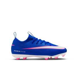 Nike Jr. Mercurial Vapor 16 Academy MG 33,5. Keď chcete na ihrisku dominovať rýchlosťou Pánske kopačky Nike Mercurial Vapor 16 Academy KM FG/MG z kolekcie KM Kyliana Mbappého sú navrhnuté pre maximálnu rýchlosť a presné ovládanie lopty. Vďaka zdokonalenej jednotke Air Zoom v päte získate výbušný odraz, zatiaľ čo pružný zvršok NikeSkin s integrovanými chevrónmi poskytuje skvelý kontakt s loptou. Nízky strih a prispôsobivý úplet zaručujú pohodlie a stabilitu pri každom pohybe. Výhody ▪ Air Zoom v päte: Tlmenie pre rýchle švihy a pohodlie pri každom kroku.▪ Zvršok NikeSkin so ševrónmi.▪ Adaptívny úplet: Poskytuje flexibilitu a podporu pre prirodzený pohyb.▪ Priľnavý vzor podrážky. Tieto kopačky vám ukážu, že pohodlie a štýl môžu ísť ruka v ruke - pripravte sa zažiariť!VRCHPredstav si, že máš na nohe niečo ako super tenké, priedušné ponožky, ktoré ti dokonale sedia. To je NikeSkin. Je to materiál, ktorý ti dáva pocit nahých nôh, ale zároveň ti poskytuje skvelú podporu a cit pre loptu. Je ľahký ako pierko, takže ti to pomôže byť rýchlejší a obratnejší. Proste si to predstav ako vylepšenie tvojej nohy pre futbal.Medzipodošva - Zoom Air  Nie je ju síce na prvý pohľad vidieť, ako Air Max, ale zato je výkonnejšia. Táto revolučná technológia používa na tlmenie tiež vzduchové bubliny. Jednu mäkšiu uprostred a druhú tvrdšiu, ktorá ju obopína. Tým sa vytvorí efekt "trampolíny" a výsledkom je nielen tlmenie, ale hlavne návrat energie, ktorý ťa doslova vystrelí do ďalšieho kroku.Podrážka - guma  S gumovou podrážkou sa proste nedá nič pokaziť. Dlho vydrží, ľahko sa čistí a má skvelú trakciu.   Tip: Ak neviete, ako si vybrať správne kopačky, pozrite si náš článok, ktorý vám pomôže s výberom.