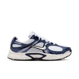Nike V5 RNR Shoes 45. Tenisky s návratom do budúcnosti Hľadáte pohodlie aj štýl, ktorý vás vystrelí späť do roku 2000? Tenisky Nike V5 RNR kombinujú retro detaily s modernou technológiou odpruženia. Penová medzipodrážka vám zaistí pohodlie po celý deň, zatiaľ čo vďaka odvážnym prvkom na zvršku budete stredobodom pozornosti. Ikonická, odvážna a prekvapivo všestranná. Výhody ▪︎ Ľahká penová medzipodrážka: pohodlie, na ktoré sa môžete spoľahnúť▪︎ Retro silueta: dizajn, ktorý upúta pozornosť▪︎ 3D Swoosh: moderný detail, ktorý dodáva topánke šmrnc▪︎ Gumová podrážka: skvelá trakcia a odolnosť na každodenné nosenie Obujte si tenisky Nike V5 RNR a ukážte, že na nohách môžete nosiť minulosť aj budúcnosť.Vrch - textília a syntetika  Ponúka výhodný pomer priedušnosti a odolnosti. Textília je dobre priedušná, ale zároveň ponúka zvýšenú odolnosť proti oderu a vplyvom. Je navyše na strategických miestach spevnená syntetickými prekryvmi, ktoré topánku spevňujú, robia ju odolnejšou a chránia tvoje nohy.Medzipodrážka  Penová medzipodrážka je ako vankúš pre vaše nohy - mäkká, pružná a pripravená tlmiť akýkoľvek náraz. Vďaka nej sa budete cítiť, akoby ste bežali na obláčiku, aj keď asfalt pod nohami nie je práve najjemnejší. Navyše vracia energiu, takže vás pri každom kroku trochu nakopne vpred!Podrážka - guma  S gumovou podrážkou sa proste nedá nič pokaziť. Dlho vydrží, ľahko sa čistí a má skvelú trakciu.