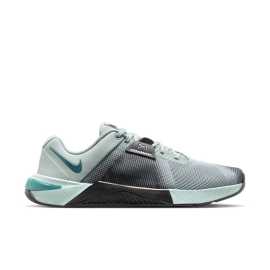 Nike Metcon 10 44. Nike Metcon 10 - tréning bez kompromisov Vyťažte z každého tréningu maximum s modelom Nike Metcon 10. Vďaka ultra stabilnej podrážke Hyperlift a ľahkej pene ReactX získate maximálnu podporu a flexibilitu pri každom pohybe. Ešte ľahšia a odolnejšia ako predchádzajúci model, Metcon 10 vás podrží počas silového tréningu, kardio tréningu a dynamických cvičení. Výhody  Podrážka Hyperlift pod pätou - maximálna stabilita počas drepov, mŕtvych ťahov a nadhodov. Ľahká pena ReactX - väčšia návratnosť energie a citlivé odpruženie počas šprintov a výpadov. Priľnavý trakčný vzor - odolnosť a istota nohy aj pri najnáročnejších tréningoch. Širší priestor na prsty - väčšie pohodlie a rovnomerné rozloženie sily. Priedušná sieťovina a ľahké výstuhy - ľahkosť, odolnosť a pohodlie v jednom.   Metcon 10 je váš partner na ceste k maximálnemu výkonu.Vrch - textília a syntetika  Ponúka výhodný pomer priedušnosti a odolnosti. Textília je dobre priedušná, ale zároveň ponúka zvýšenú odolnosť proti oderu a vplyvom. Je navyše na strategických miestach spevnená syntetickými prekryvmi, ktoré topánku spevňujú, robia ju odolnejšou a chránia tvoje nohy.Medzipodrážka  Doska Hyperlift. Máte pocit, že pri drepoch alebo mŕtvych ťahoch potrebujete pevnú oporu, akoby ste stáli na podstavci? Doska Hyperlift Plate je práve taká - stabilná základňa, vďaka ktorej budete pokojní a všetko zdvihnete s istotou. Žiadne kolísanie, len čistá sila.Podrážka - guma  S gumovou podrážkou sa proste nedá nič pokaziť. Dlho vydrží, ľahko sa čistí a má skvelú trakciu.Hyperlift. Spevňujúca doska na päte, pretože kto by nechcel mať pevné päty, že? Táto technológia vám poskytne stabilitu pri cvikoch, ako sú drepy, výpady a mŕtve ťahy - teda pri cvikoch, ktoré vás trápia najviac. Doska pomáha rozložiť váhu nielen smerom nadol, ale aj do strán, takže vaše päty zostanú neochvejne na mieste, zatiaľ čo budete dvíhať ťažšie váhy ako kedykoľvek predtým. A nebojte sa, so zariadením Hyperlift sa môžete doslova oprieť o nohy - je to ako m
