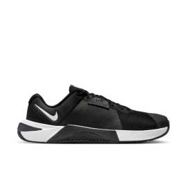 Nike Metcon 10 40. Nike Metcon 10 - tréning bez kompromisov Vyťažte z každého tréningu maximum s modelom Nike Metcon 10. Vďaka ultra stabilnej podrážke Hyperlift a ľahkej pene ReactX získate maximálnu podporu a flexibilitu pri každom pohybe. Ešte ľahšia a odolnejšia ako predchádzajúci model, Metcon 10 vás podrží počas silového tréningu, kardio tréningu a dynamických cvičení. Výhody  Podrážka Hyperlift pod pätou - maximálna stabilita počas drepov, mŕtvych ťahov a nadhodov. Ľahká pena ReactX - väčšia návratnosť energie a citlivé odpruženie počas šprintov a výpadov. Priľnavý trakčný vzor - odolnosť a istota nohy aj pri najnáročnejších tréningoch. Širší priestor na prsty - väčšie pohodlie a rovnomerné rozloženie sily. Priedušná sieťovina a ľahké výstuhy - ľahkosť, odolnosť a pohodlie v jednom.   Metcon 10 je váš partner na ceste k maximálnemu výkonu.Vrch - textília a syntetika  Ponúka výhodný pomer priedušnosti a odolnosti. Textília je dobre priedušná, ale zároveň ponúka zvýšenú odolnosť proti oderu a vplyvom. Je navyše na strategických miestach spevnená syntetickými prekryvmi, ktoré topánku spevňujú, robia ju odolnejšou a chránia tvoje nohy.Medzipodrážka  Doska Hyperlift. Máte pocit, že pri drepoch alebo mŕtvych ťahoch potrebujete pevnú oporu, akoby ste stáli na podstavci? Doska Hyperlift Plate je práve taká - stabilná základňa, vďaka ktorej budete pokojní a všetko zdvihnete s istotou. Žiadne kolísanie, len čistá sila.MedzipodrážkaReact X. Pena je navrhnutá pre maximálny výkon a s ohľadom na planétu. V porovnaní s pôvodnou penou React znižuje uhlíkovú stopu medzipodrážky o neuveriteľných 43 % vďaka efektívnejšiemu výrobnému procesu. Je to výsledok podrobného hodnotenia odborníkov zo spoločností PRé Sustainability B.V. a Intertek China, ktorí skúmali vplyv výroby od začiatku až po hotový výrobok. A čo je na tom najlepšie? Pena ReactX vám poskytne skvelý výkon bez toho, aby ste obetovali pohodlie - takže vaše nohy budú spokojné a rovnako aj planéta.Podrážka - guma  S gumovou podrážkou sa p