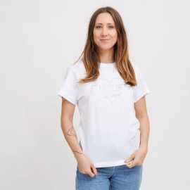 Guess Narciso CN T-shirt M. Láska na prvý pohľad Romantika sa stretáva so štýlom. Dámske tričko Guess  Narciso CN z vysokokvalitnej organickej bavlny zaujme na prvý pohľad - logo Guess v tvare srdca doplnené nápisom Los Angeles, všetko žiarivo zdobené jemnými kamienkami. Úzky strih lichotí postave a dodáva tričku ženský nádych. Výhody  100 % organická bavlna - prirodzené pohodlie a mäkkosť. Slim fit strih - perfektnesedí a zvýrazňuje siluetu. Štýlové logo - v tvare srdca s kamienkami a nápisom Los Angeles. Ideálne na každodenné nosenie aj na špeciálne príležitosti.    CN je tričko, ktoré v sebe nesie nielen štýl, ale aj emócie. Vyčarí vám úsmev na tvári - na vás aj na vašom oblečení.