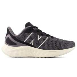 New Balance WARISAK4 41,5. New Balance Fresh Foam Arishi v4: Všestrannosť a dynamika pre každý beh Hľadáte ľahké a dynamické topánky, ktoré vám pomôžu posunúť vaše bežecké limity? New Balance Fresh Foam Arishi v4 sú ideálnou voľbou pre bežkyne s neutrálnym chodidlom, ktoré hľadajú všestrannú obuv pre rýchle aj dlhšie tréningy na tvrdých povrchoch.Ľahký a priedušný zvršok sa perfektne prispôsobí vášmu chodidlu a zaistí optimálnu ventiláciu. Revolučná technológia Fresh Foam v podrážke zaručuje maximálne odpruženie a dynamiku, čím znižuje únavu a podporuje rýchly a plynulý beh.Horná Sieťovina. Je taká ľahká, že ani nebudete vedieť, že ju máte na sebe. A okrem toho vám poskytne potrebnú oporu presne tam, kde ju potrebujete.Podrážka - guma  S gumovou podrážkou sa proste nedá nič pokaziť. Dlho vydrží, ľahko sa čistí a má skvelú trakciu.