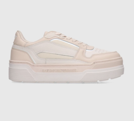 EA7 Emporio Armani SHOES 39 1/3. Vrch - koža  Kožené vrchy nemajú konkurenciu, čo sa prispôsobivosti týka. Po pár noseniach ti bude pripadať, že boli stvorené priamo pre teba. Trošku sa navyše roztiahnu a spohodlnia, takže sa neboj, pokiaľ ti najskôr pripadajú trochu tesnejšie a tvrdšie. Koža je navyše skvelá v odolnosti a dobre sa udržuje.Medzipodošva - EVA  Základná technológia používaná u väčšiny modelov tenisiek, ktorá sa vyznačuje dobrou tlmivosťou a responzivitou. Čo sa týchto dvoch vlastností týka, existujú lepšie technológie s väčším tlmením a návratom energie. EVA (alebo tiež Ethylenvinylacetát) je ale oproti nim cenovo dostupnejšia a často vhodnejšia. Nie vždy totiž potrebuješ tú najmäkšiu topánku.Podrážka - guma  S gumovou podrážkou sa proste nedá nič pokaziť. Dlho vydrží, ľahko sa čistí a má skvelú trakciu.Tip: Aby ti topánky vydržali čo najdlhšie krásne a čisté, odporúčame sa o ne starať ako o bábätko. Pomôžu ti v tom výrobky na čistenie obuvi => vyskúšaj!