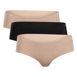 3PACK dámske nohavičky Under Armour viacfarebné (1383895 111) XS. Dámske bezšvové nohavičky Under Armour – druhá koža pre vaše pohodlie
Zabudnite na nepohodlné švy a odreniny! Dámske bezšvové nohavičky Under Armour sú navrhnuté tak, aby sa perfektne prispôsobili vášmu telu a poskytovali maximálne pohodlie aj počas náročného dňa. Ideálna voľba pre ženy, ktoré sa chcú cítiť ľahko, slobodne a sebavedome – či už pri tréningu, v práci alebo len pri bežných denných činnostiach.
Prémiový materiál, ktorý dýcha a pohybuje sa s vami
Bezšvové nohavičky Under Armour sú vyrobené z vysoko kvalitnej funkčnej pleteniny s obsahom polyamidu a elastanu. Táto kombinácia poskytuje dokonalú pružnosť a prispôsobivosť, vďaka čomu sa nohavičky prispôsobia vášmu telu bez obmedzenia pohybu. Syntetické vlákna sú ľahké a priedušné, rýchlo odvádzajú pot a udržujú pokožku suchú. Materiál je príjemný na dotyk, ideálny na nosenie pod priliehavým oblečením.
Perfektný bezšvový strih pre každú príležitosť
Vďaka bezšvovému dizajnu nohavičky nikde netlačia ani sa nezarezávajú a sú neviditeľné aj pod veľmi tenkým oblečením. Pás a otvory na nohách sú hladké, bez gumy, takže perfektne sedia a zostávajú na mieste. Nohavičky majú stredne vysoký pás a klasický strih, ktorý pekne zdôrazňuje vaše krivky. Bezšvové nohavičky sú vhodné ako pod priliehavé šaty, tak aj pod legíny, poskytujú pohodlie a zvyšujú vaše sebavedomie.
Prečo si zamilujete bezšvové nohavičky Under Armour

Bezšvový dizajn: Perfektne hladký strih, ktorý nie je vidieť ani cítiť.
Ľahký a funkčný materiál: Rýchloschnúci, pružný a priedušný.
Kvalita Under Armour: Spoľahlivosť a pohodlie pri každom pohybe.

Spodná bielizeň Under Armour pre aktívny životný štýl
Značku Under Armour založil bývalý americký futbalista Kevin Plank, ktorý nebol spokojný so svojím športovým oblečením, ktoré sa ľahko spotilo a rozhodne nevoňalo príjemne. Dnes športové oblečenie a spodná bielizeň Under Armour nosia svetové hviezdy vo všetkých športoch a teraz sa k nim môžete pridať aj vy. Hneď pri prvom vyskúšaní vás ohromia sofistikované strihy a vysoko kvalitné materiály, ktoré zvýšia váš výkon.
Ako sa starať o bezšvové nohavičky Under Armour
Aby vaše obľúbené spodné prádlo zostalo dlho v perfektnom stave, odporúčame dodržiavať tieto pokyny na údržbu.

Pranie: Perte na 30 °C, najlepšie naruby a s jemným pracím prostriedkom. Vyhnite sa bielidlu a aviváži, ktoré môžu poškodiť elastické vlákna.
Sušenie: Nesušte v sušičke. Nohavičky nechajte uschnúť na vzduchu – zachovajú si svoj tvar, pružnosť a mäkkosť.
Žehlenie: Nežehlite. Materiál je hladký a žehlenie by mohlo poškodiť elastan.

 
Tip: Nájdenie správneho spodného prádla, ktoré vám perfektne sedí, môže byť niekedy náročné. Keď ho nájdete, stojí za to sa oň dobre starať, aby vám vydržalo čo najdlhšie. Tipy, ako na to, nájdete v našom článku.