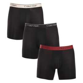 3PACK pánske boxerky Calvin Klein čierne (NB2570A-Q84) XXL, trenky. Pánske boxerky Calvin Klein - luxusné pohodlie a nadčasový štýl
Chcete boxerky, ktoré ponúkajú maximálne pohodlie, moderný dizajn a špičkovú kvalitu? Pánske boxerky Calvin Klein sú tou správnou voľbou! Vďaka kombinácii mäkkého, priedušného materiálu a presného strihu vám poskytnú maximálne pohodlie počas celého dňa. Elegantná farebná kombinácia a ikonické logo dodávajú štýl, ktorý nikdy nevyjde z módy.
Prvotriedny materiál pre celodenné pohodlie
Tieto boxerky sú vyrobené z kombinácie polyesteru a elastanu, čo poskytuje dokonalú kombináciu mäkkosti, pružnosti a odolnosti. Materiál je ľahký, vysoko priedušný a odvádza vlhkosť, takže sa budete cítiť sviežo, aj keď ich budete nosiť celý deň. Boxerky sú tiež dokonale elastické, takže perfektne sedia na tele a prispôsobia sa vašim pohybom bez akýchkoľvek obmedzení. Táto kombinácia materiálov je ideálna nielen na bežné nosenie, ale aj na rôzne športové aktivity.
Moderný dizajn a dokonalý strih
Minimalistický vzhľad s elastickým pásom dopĺňa logo Calvin Klein, ktoré dodáva boxerkám luxusný a sofistikovaný štýl. Boxerky majú dlhšie nohavičky, ktoré sú veľmi pohodlné pri dlhých sedeniach a náročnejších pohyboch. Priliehavý strih dokonale kopíruje vašu postavu, čo oceníte vy aj vaše okolie. Vďaka hladkému materiálu sa boxerky výborne hodia aj pod priliehavé oblečenie, ktoré dokonale vynikne.
Prečo si boxerky Calvin Klein zamilujete?

Ľahký a priedušný materiál: Ideálne na každodenné nosenie aj náročné športové aktivity.
Dlhšia nohavička: Poskytuje lepšie krytie a oporu, nezhrňuje sa a neškrtí.
Rýchloschnúce a odolné: Ideálne na aktívny životný štýl.
Nadčasový dizajn: minimalistický dizajn a luxusný vzhľad značky Calvin Klein.

Spodnú bielizeň Calvin Klein milujú ľudia na celom svete.
Pánska spodná bielizeň Calvin Klein patrí k stáliciam módneho priemyslu. Pánske boxerky sú jedným z dôkazov, že Calvin Klein vie, ako spojiť kvalitu so štýlom. Za viac ako 50 rokov svojej existencie značka dokázala, že na trhu so spodnou bielizňou jej môže konkurovať len málokto. Ak sa chcete na svoju spodnú bielizeň spoľahnúť v každej situácii, potom chcete spodnú bielizeň Calvin Klein.
Ako sa starať o boxerky?
Aby si vaše boxerky zachovali dokonalý tvar a kvalitu čo najdlhšie, dodržiavajte tieto pokyny:

Praní: Doporučujeme prát na 30 °C s jemným pracím prostředkem.
Žehlení: Nedoporučuje se, aby nedošlo k poškození materiálu.
Sušenie: Sušenie v sušičke sa neodporúča, radšej sušte voľne na vzduchu.

Tip: Nájsť ten správny kus spodnej bielizne, ktorý vám dokonale padne, môže byť náročné. Keď ho nájdete, oplatí sa oň dobre starať, aby vám dlho vydržal. Tipy, ako to urobiť, nájdete v našom článku.