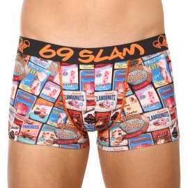 Pánske boxerky 69SLAM hip vintage food sign (MSYVFS-PO) XL, trenky. Pánske boxerky 69SLAM - štýl, ktorý vás nenechá chladnými
Vstúpte do sveta, kde sa pohodlie stretáva s originalitou! Pánske boxerky 69SLAM s predĺženými nohavičkami prinášajú nielen výnimočné pohodlie, ale aj neprehliadnuteľný dizajn, hravé vzory a výrazné farby. Či už hľadáte spodnú bielizeň na každodenné nosenie, šport alebo ako štýlový doplnok na voľný čas, v týchto boxerkách určite zažiarite.
Mikrovlákno, ktoré vás presvedčí na prvý dotyk
Boxerky sú vyrobené z umelých vlákien (kombinácia polyesteru a spandexu) - táto zmes vytvára dokonale mäkký, pružný a prispôsobivý materiál. Mikrovlákno je známe svojou výnimočnou jemnosťou a vysokou elasticitou, vďaka čomu sa boxerky dokonale prispôsobia vašej postave a zostanú na svojom mieste po celý deň. Okrem toho je hypoalergénne, nedráždi pokožku a je mimoriadne odolné voči baktériám.
Výrazný dizajn a premyslený strih na aktívne dni
Boxerky 69SLAM vás na prvý pohľad zaujmú svojím jedinečným vzhľadom, originálnymi vzormi a príjemnými farbami. Kontrastné lemy a elastický pás dodávajú boxerkám športový nádych, ktorý je vhodný na aktívny životný štýl aj ako výrazný kúsok pod každodenné oblečenie. Kratšie nohavičky sú ideálnou voľbou, keď potrebujete úplnú voľnosť pohybu alebo pod priliehavé nohavice.
Prečo by boxerky 69SLAM nemali chýbať vo vašom šatníku

Mikrovlákno - ľahké, elastické, rýchloschnúce. Prirodzene antibakteriálny a hypoalergénny materiál.
Kratšie nohavičky, ktoré sa nikde nekrčia.
Výrazný dizajn s originálnymi vzormi.

69SLAM spodná bielizeň, ktorá vám zdvihne náladu
69SLAM je obľúbená surferská značka z Bali, ktorá oslavuje život, umenie, kreativitu, dizajn a farby v každom detaile. Je bez hanby provokatívna, má inšpirovať k zábave a viesť k zrodu novej generácie rebelov. Či už ide o nohavičky, boxerky, podprsenky alebo plavky, 69SLAM vám umožní slobodne sa vyjadriť a žiť naplno. Dajte vyniknúť svojej individualite a ukážte všetkým, že nuda nemá vo vašom živote miesto.
Ako sa starať o boxerky 69SLAM
Dodržiavaním týchto jednoduchých krokov zabezpečíte, že vaše boxerky 69SLAM budú dlho vyzerať krásne, funkčné a pohodlné.

Pranie: Odporúčame ručné pranie vo vlažnej vode. Vyhneš sa tak poškodeniu jemných vlákien a zachováš elasticitu aj farebnú stálosť.


Sušenie: Nesuš v sušičke. Ideálne je nechať bielizeň voľne uschnúť na tienistom mieste. Priame slnko môže spôsobiť vyblednutie farieb.


Žehlenie: Nežehliť. Materiál je nekrčivý a žehlenie nie je potrebné - navyše by vysoké teploty mohli poškodiť vlákna.

Tip: Vaša obľúbená spodná bielizeň si zaslúži šetrné zaobchádzanie. A pretože chceme, aby dlho vydržala, ponúkame aj množstvo doplnkov na pranie, ktoré udržia materiál dokonale čistý a chránený.