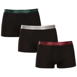 3PACK pánske boxerky Tommy Hilfiger čierne (UM0UM03411 0R4) M, trenky. Klasika, ktorá nesklame – pánske boxerky Tommy Hilfiger
Doprajte si nadčasový štýl a špičkový komfort s pánskymi boxerkami od značky Tommy Hilfiger. Vďaka prémiovému spracovaniu a ikonickému dizajnu sú tieto boxerky ideálnou voľbou pre mužov, ktorí chcú vyzerať skvele a zároveň sa cítiť pohodlne po celý deň. Perfektná kombinácia elegancie, funkčnosti a kvality, ktorá obstojí v každej situácii.
Prémiový materiál pre maximálne pohodlie
Boxerky Tommy Hilfiger sú vyrobené z jemnej, na dotyk veľmi príjemnej bavlny s prímesou umelého vlákna, ktorý im dodáva pružnosť a dlhú životnosť. Materiál je priedušný, dobre odvádza vlhkosť a prispôsobí sa tvojmu telu – ideálny ako na pokojný deň v kancelárii, tak aj na aktívne popoludnie, pretože elastický materiál ti umožní úplnú voľnosť pohybu.
Ikonyický štýl a precízny strih
Boxerky majú dlhšie nohavičky, ktoré sa nevyhrávajú a poskytujú dostatočné zakrytie a komfort. Vytkávaná guma s logom Tommy Hilfiger dodáva boxerkám elegantne športový vzhľad a zároveň drží pevne na mieste bez nepríjemného zařezávania. Strih je navrhnutý tak, aby sedel väčšine typov postáv a zdôraznil siluetu bez obmedzenia pohybu. Boxerky sú pohodlné do práce aj na domáce leňošenie, nesklamú vás pod oblekovými nohavicami ani pod letnými šortkami.
Prečo by vám boxerky Tommy Hilfiger nemali chýbať

Prémiová bavlna s elastanom: Mäkká, priedušná a pohodlná na celodenné nosenie.
Dlhšie nohavičky a vyšívaný guma: Stabilita, štýl a žiadne rolovanie.
Elegantný a nadčasový dizajn: Skvelé na každodenné aj špeciálne príležitosti.

Spodná bielizeň Tommy Hilfiger je zárukou najvyššej kvality
Značka Tommy Hilfiger sa stala ikonou amerického obliekania pred takmer 40 rokmi a jej farebnosť v odtieňoch modrej, červenej a bielej je rozpoznateľná na prvý pohľad. Všetky výrobky tejto značky spája prvotriedne spracovanie a nenápadný luxus, ktorý si môžeš dopriať každý deň. Pánske boxerky Tommy Hilfiger nájdete v šatníku štýlových mužov po celom svete, ktorí oceňujú predovšetkým ich nadčasový dizajn a materiály, ktoré vás doslova pohladia. Ocení to nielen vaše intímne partie, ktoré sa budú cítiť ako v bavlnke, ale aj vaša partnerka, ktorá sa vás bude ešte radšej dotýkať.
Ako sa starať o boxerky Tommy Hilfiger

Pranie: Per na 30 °C. Používej jemný prací prostriedok bez bielidiel, aby materiál aj farby zostali ako nové čo najdlhšie.
Sušenie: Boxerky možno sušiť v sušičke pri nízkej teplote. Odporúčame šetrný cyklus, aby si zachovali svoj tvar a pružnosť.
Žehlenie: V prípade potreby je možné ich žehliť na nižšiu teplotu. Ideálne naruby, aby nedošlo k poškodeniu gumy alebo vyblednutiu potlače.

Tip: Nájdenie ideálneho kúsku spodnej bielizne môže byť niekedy náročné. Keď už ho nájdete, starajte sa oň, aby vám vydržal čo najdlhšie. Pomôžu vám v tom vybrané pracie prostriedky a aviváže, ktoré ošetria vlákna a príjemne voňajú.