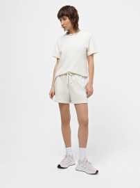 Vans EVERYDAY FLEECE SHORT M. Šortky na každý deň   Dámske tepláky Vans v jemnom béžovom odtieni sú štýlovou kombináciou pohodlia a uvoľneného streetwearového vzhľadu. Budú ideálne na bežné nosenie a obdobie miernych teplôt. Výhody  Strih: Regular fit - pohodlný, ležérnytvar bez obtiahnutia. Elastický pás so šnúrkou na stiahnutie pre dokonalé prispôsobenie. Dve bočné vrecká na uloženie drobností. Ozdobná výšivka loga Vans na nohavici pre autentický vzhľad. Nemačkavé a zachovávajú si svoj tvar aj po častom praní.   Prirodzená voľba pre ženy, ktoré hľadajú mäkké, kvalitné a štýlové šortky na voľný čas.