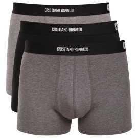 3PACK pánske boxerky CR7 viacfarebné (8100-49-715) M, trenky. Pánske boxerky CR7 ti prinesú pohodlie a štýl každý deň
Pánske boxerky CR7 sú ideálnou voľbou pre každodenné nosenie aj aktívny životný štýl.Bavlnený materiál s prímesou elastanu je príjemný na dotyk, dobre odvádza vlhkosť a hodí sa aj pre citlivú pokožku.Dlhšie nohavičky a priliehavý strih zabezpečia pohodlie a voľnosť pohybu po celý deň.
Kvalitný materiál pre celodenný komfort
Boxerky sú vyrobené z bavlny s prímesou elastanu.Bavlna je jemná na dotyk, priedušná a prirodzene odvádza vlhkosť od pokožky.Elastan zabezpečuje dostatočnú pružnosť — boxerky sa prispôsobia postave a neobmedzujú ťa v pohybe ani pri dlhšom nosení.
Klasický strih pre maximálne pohodlie
Boxerky majú dlhšie nohavičky, ktoré sa nerolujú a poskytujú extra krytie a podporu — hodia sa ako pod oblek, tak na šport aj každodenné nosenie.Priliehavý strih sa prispôsobí postave, vytkávaná guma v páse drží boxerky pevne na mieste bez zarezávania alebo nepríjemného tlaku.
Prečo by si mal boxerky CR7 vyskúšať

Bavlnený materiál:jemný, priedušný a príjemný aj pre citlivú pokožku
Prímes elastanu:boxerky sa prispôsobia postave a neobmedzujú pohyb
Dlhšie nohavičky:extra krytie a podpora, nerolujú sa
Vytkávaná guma v páse:drží na mieste, netlačí ani pri dlhšom nosení
Udržateľná výroba:CR7 stavia na prírodných materiáloch a udržateľnom prístupe

Spodná bielizeň CR7 — štýl aj udržateľnosť v jednom
CR7 je značka pre oblečenie a spodnú bielizeň futbalistu Cristiana Ronalda, ktorý na drese nosí číslo 7.Udržateľná značka módnej spodnej bielizne bola v Európe uvedená v roku 2013.Fanúšikovia Ronalda si tak môžu užívať nielen jeho športové výsledky, ale aj spodnú bielizeň, ktorá sa vyrába udržateľne a z prírodných materiálov.
Ako sa starať o svoje boxerky CR7?
Aby ti tieto boxerky vydržali čo najdlhšie a zachovali si svoj tvar a vlastnosti, odporúčame držať sa nasledujúcich pokynov:

Pranie:Per v práčke na max.40 °C s jemným pracím prostriedkom, ideálne po rubovej strane pre zachovanie kvality materiálu.
Sušenie:Môžeš ich sušiť v sušičke na nízku teplotu, pre dlhšiu životnosť však odporúčame sušenie na vzduchu.
Žehlenie:Ak je treba, žehlite na nízku teplotu vhodnú pre bavlnu.

Tip:Nájsť ten pravý kúsok spodnej bielizne, ktorý ti dokonale sadne, je niekedy náročné.Keď už ho nájdeš, stojí za to sa oň dobre starať, aby ti dlho vydržal.Rady, ako na to, nájdeš v našom článku.