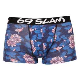 Pánske boxerky 69SLAM hip lotus koy mason (MSYLTK-PO) L, trenky. Pánske boxerky 69SLAM - štýl, ktorý vás nenechá chladnými
Vstúpte do sveta, kde sa pohodlie stretáva s originalitou! Pánske boxerky 69SLAM s predĺženými nohavičkami prinášajú nielen výnimočné pohodlie, ale aj neprehliadnuteľný dizajn, hravé vzory a výrazné farby. Či už hľadáte spodnú bielizeň na každodenné nosenie, šport alebo ako štýlový doplnok na voľný čas, v týchto boxerkách určite zažiarite.
Mikrovlákno, ktoré vás presvedčí na prvý dotyk
Boxerky sú vyrobené z umelých vlákien (kombinácia polyesteru a spandexu) - táto zmes vytvára dokonale mäkký, pružný a prispôsobivý materiál. Mikrovlákno je známe svojou výnimočnou jemnosťou a vysokou elasticitou, vďaka čomu sa boxerky dokonale prispôsobia vašej postave a zostanú na svojom mieste po celý deň. Okrem toho je hypoalergénne, nedráždi pokožku a je mimoriadne odolné voči baktériám.
Výrazný dizajn a premyslený strih na aktívne dni
Boxerky 69SLAM vás na prvý pohľad zaujmú svojím jedinečným vzhľadom, originálnymi vzormi a príjemnými farbami. Kontrastné lemy a elastický pás dodávajú boxerkám športový nádych, ktorý je vhodný na aktívny životný štýl aj ako výrazný kúsok pod každodenné oblečenie. Kratšie nohavičky sú ideálnou voľbou, keď potrebujete úplnú voľnosť pohybu alebo pod priliehavé nohavice.
Prečo by boxerky 69SLAM nemali chýbať vo vašom šatníku

Mikrovlákno - ľahké, elastické, rýchloschnúce. Prirodzene antibakteriálny a hypoalergénny materiál.
Kratšie nohavičky, ktoré sa nikde nekrčia.
Výrazný dizajn s originálnymi vzormi.

69SLAM spodná bielizeň, ktorá vám zdvihne náladu
69SLAM je obľúbená surferská značka z Bali, ktorá oslavuje život, umenie, kreativitu, dizajn a farby v každom detaile. Je bez hanby provokatívna, má inšpirovať k zábave a viesť k zrodu novej generácie rebelov. Či už ide o nohavičky, boxerky, podprsenky alebo plavky, 69SLAM vám umožní slobodne sa vyjadriť a žiť naplno. Dajte vyniknúť svojej individualite a ukážte všetkým, že nuda nemá vo vašom živote miesto.
Ako sa starať o boxerky 69SLAM
Dodržiavaním týchto jednoduchých krokov zabezpečíte, že vaše boxerky 69SLAM budú dlho vyzerať krásne, funkčné a pohodlné.

Pranie: Odporúčame ručné pranie vo vlažnej vode. Vyhneš sa tak poškodeniu jemných vlákien a zachováš elasticitu aj farebnú stálosť.


Sušenie: Nesuš v sušičke. Ideálne je nechať bielizeň voľne uschnúť na tienistom mieste. Priame slnko môže spôsobiť vyblednutie farieb.


Žehlenie: Nežehliť. Materiál je nekrčivý a žehlenie nie je potrebné - navyše by vysoké teploty mohli poškodiť vlákna.

Tip: Vaša obľúbená spodná bielizeň si zaslúži šetrné zaobchádzanie. A pretože chceme, aby dlho vydržala, ponúkame aj množstvo doplnkov na pranie, ktoré udržia materiál dokonale čistý a chránený.