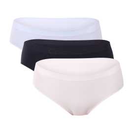 3PACK dámske nohavičky Calvin Klein bezšvové viacfarebné (QD5212-FBI) XL. Pohodlie a elegancia v bezšvovom dizajne Calvin Klein
Objavte kúzlo neviditeľného pohodlia s bezšvovými dámskymi nohavičkami Calvin Klein. Ich moderný dizajn a ultrajemný materiál vás očaria hneď od prvého nosenia. Ideálna voľba pre ženy, ktoré milujú štýl, funkčnosť a absolútne pohodlie bez kompromisov.
Inovatívny materiál pre každodenný komfort
Bezšvové nohavičky Calvin Klein sú vyrobené z vysoko kvalitného syntetického vlákna, ktoré kombinuje polyamid a elastan. Polyamid je ľahký, odolný a vynikajúco odvádza vlhkosť, zatiaľ čo elastan zaisťuje pružnosť a ľahko sa prispôsobí vášmu telu. Výsledkom je dokonale hladký povrch, ktorý pôsobí ako druhá koža – ani nebudete vedieť, že ich máte na sebe celý deň.
Dizajn s ikonickým logom Calvin Klein
Bezšvová konštrukcia dodáva nohavičkám dokonale hladký vzhľad, ktorý nie je viditeľný ani pod najpriliehavejším oblečením. Klasické farby pôsobia elegantne a decentne, zatiaľ čo jemné logo Calvin Klein diskrétne dopĺňa celkový vzhľad a zdôrazňuje prémiový charakter tohto kusu. Pokiaľ ide o vzhľad aj funkčnosť, tieto nohavičky sú ideálne na každú príležitosť, či už idete na pracovné stretnutie, na dlhú cestu autom alebo na výnimočný športový výkon.
Výhody, ktoré si zamilujete

Bezšvový strih: Neviditeľné pod oblečením a dokonale pohodlné.
Ultrajemný materiál: Mäkký na dotyk, elastický a priedušný.
Nadčasový štýl Calvin Klein: Kombinácia elegancie a funkčnosti.

Spodná bielizeň Calvin Klein je obľúbená u ľudí po celom svete
Výnimočná spodná bielizeň Calvin Klein je základom módneho priemyslu. Dámske nohavičky sú dôkazom, že Calvin Klein vie skombinovať kvalitu so štýlom. Za viac ako 50 rokov svojej existencie táto značka dokázala, že na trhu so spodnou bielizňou jej môže konkurovať len málokto. Ak chcete spodnú bielizeň, na ktorú sa môžete spoľahnúť v každej situácii, potom chcete spodnú bielizeň Calvin Klein.
Ako sa starať o bezšvové nohavičky Calvin Klein
Aby vaše obľúbené spodné prádlo zostalo dlho v perfektnom stave, odporúčame dodržiavať tieto pokyny na údržbu.

Pranie: Práť na jemný cyklus pri maximálnej teplote 30 °C. Odporúčame používať vrecúško na pranie, aby ste predĺžili životnosť nohavičiek. Nepoužívajte aviváž a bielidlo.
Sušenie: Sušenie v sušičke sa neodporúča. Nechajte ich voľne uschnúť – najlepšie rozložené na uteráku, mimo priameho slnečného žiarenia.
Žehlenie: Nohavičky nie je potrebné žehliť. Vysoký obsah elastanu a bezšvová štruktúra by mohli byť žehlením poškodené.

Tip: Vaše obľúbené spodné prádlo si zaslúži šetrné zaobchádzanie. A pretože chceme, aby vám vydržalo čo najdlhšie, ponúkame aj rad príslušenstva na pranie, ktoré vaše spodné prádlo udrží dokonale čisté a ochráni jeho materiál.