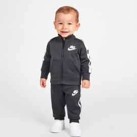 Nike Kids Sustainable Tricot Set 74-80 CM. Detská súprava - štýl a pohodlie pre malých dobrodruhov Malí šampióni si zaslúžia maximálne pohodlie. Detská súprava  Nike Kids Sustainable Tricot Set je ľahká detská súprava na zips , ktorá je skvelá na šport, do školy aj na voľný čas. Vďaka udržateľným materiálom chráni nielen deti , ale aj našu planétu. Výhody: .  Ľahký a priedušný materiál - ideálny na celodenné nosenie. Zapínanie na celý zips - ľahko sa oblieka a vyzlieka. Športový štýl Nike - vždy trendy a pripravený na akciu. Udržateľný materiál - šetrný k životnému prostrediu, skvelý pre aktívne deti. Pohodlný strih - neobmedzuje pohyb, takže behanie a skákanie je hračka.   Ideálna súprava pre malých športovcov, ktorí sa chcú hýbať a zároveň pomáhať planéte.