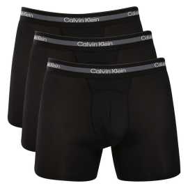 3PACK pánske boxerky Calvin Klein čierne (NB4537-UB1) L, trenky. Pánske boxerky Calvin Klein - luxusné pohodlie a nadčasový štýl
Chcete boxerky, ktoré ponúkajú maximálne pohodlie, moderný dizajn a špičkovú kvalitu? Pánske boxerky Calvin Klein sú tou správnou voľbou! Vďaka kombinácii mäkkého, priedušného materiálu a presného strihu vám poskytnú maximálne pohodlie počas celého dňa. Elegantná farebná kombinácia a ikonické logo dodávajú štýl, ktorý nikdy nevyjde z módy.
Prvotriedny materiál pre celodenné pohodlie
Tieto boxerky sú vyrobené z kombinácie polyesteru a elastanu, čo poskytuje dokonalú kombináciu mäkkosti, pružnosti a odolnosti. Materiál je ľahký, vysoko priedušný a odvádza vlhkosť, takže sa budete cítiť sviežo, aj keď ich budete nosiť celý deň. Boxerky sú tiež dokonale elastické, takže perfektne sedia na tele a prispôsobia sa vašim pohybom bez akýchkoľvek obmedzení. Táto kombinácia materiálov je ideálna nielen na bežné nosenie, ale aj na rôzne športové aktivity.
Moderný dizajn a dokonalý strih
Minimalistický vzhľad s elastickým pásom dopĺňa logo Calvin Klein, ktoré dodáva boxerkám luxusný a sofistikovaný štýl. Boxerky majú dlhšie nohavičky, ktoré sú veľmi pohodlné pri dlhých sedeniach a náročnejších pohyboch. Priliehavý strih dokonale kopíruje vašu postavu, čo oceníte vy aj vaše okolie. Vďaka hladkému materiálu sa boxerky výborne hodia aj pod priliehavé oblečenie, ktoré dokonale vynikne.
Prečo si boxerky Calvin Klein zamilujete?

Ľahký a priedušný materiál: Ideálne na každodenné nosenie aj náročné športové aktivity.
Dlhšia nohavička: Poskytuje lepšie krytie a oporu, nezhrňuje sa a neškrtí.
Rýchloschnúce a odolné: Ideálne na aktívny životný štýl.
Nadčasový dizajn: minimalistický dizajn a luxusný vzhľad značky Calvin Klein.

Spodnú bielizeň Calvin Klein milujú ľudia na celom svete.
Pánska spodná bielizeň Calvin Klein patrí k stáliciam módneho priemyslu. Pánske boxerky sú jedným z dôkazov, že Calvin Klein vie, ako spojiť kvalitu so štýlom. Za viac ako 50 rokov svojej existencie značka dokázala, že na trhu so spodnou bielizňou jej môže konkurovať len málokto. Ak sa chcete na svoju spodnú bielizeň spoľahnúť v každej situácii, potom chcete spodnú bielizeň Calvin Klein.
Ako sa starať o boxerky?
Aby si vaše boxerky zachovali dokonalý tvar a kvalitu čo najdlhšie, dodržiavajte tieto pokyny:

Praní: Doporučujeme prát na 30 °C s jemným pracím prostředkem.
Žehlení: Nedoporučuje se, aby nedošlo k poškození materiálu.
Sušenie: Sušenie v sušičke sa neodporúča, radšej sušte voľne na vzduchu.

Tip: Nájsť ten správny kus spodnej bielizne, ktorý vám dokonale padne, môže byť náročné. Keď ho nájdete, oplatí sa oň dobre starať, aby vám dlho vydržal. Tipy, ako to urobiť, nájdete v našom článku.