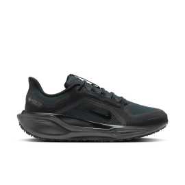 Nike Pegasus 41 GORE-TEX Mens Waterproof Road Running Shoes 40,5. Dážď už nie je výhovorka Bežecká obuv Nike Air Zoom Pegasus 41 GORE-TEX je stvorená na kilometre behu aj v tom najhoršom počasí. Vodotesná membrána GORE-TEX udrží vaše nohy v suchu, dvojjednotkové odpruženie Air Zoom ReactX vám dodá flexibilitu a energiu a podrážka Storm Tread vás udrží na zemi aj na mokrom asfalte. Reflexné detaily sa postarajú o bezpečnosť, keď sa vydáte behať za súmraku. Výhody ▪ Membrána GORE-TEX chráni pred dažďom a vlhkosťou.▪ Odpruženie ReactX + dvojité jednotky Air Zoom vracajú energiu každému kroku.▪ Podrážka Storm Tread poskytuje istotu aj na mokrom povrchu.▪ Reflexné prvky zvyšujú viditeľnosť pri slabom osvetlení. Spoľahlivý bežecký partner, ktorého nezastaví ani dážď.Vrch - textília a syntetika  Ponúka výhodný pomer priedušnosti a odolnosti. Textília je dobre priedušná, ale zároveň ponúka zvýšenú odolnosť proti oderu a vplyvom. Je navyše na strategických miestach spevnená syntetickými prekryvmi, ktoré topánku spevňujú, robia ju odolnejšou a chránia tvoje nohy.Medzipodošva - Zoom Air  Nie je ju síce na prvý pohľad vidieť, ako Air Max, ale zato je výkonnejšia. Táto revolučná technológia používa na tlmenie tiež vzduchové bubliny. Jednu mäkšiu uprostred a druhú tvrdšiu, ktorá ju obopína. Tým sa vytvorí efekt "trampolíny" a výsledkom je nielen tlmenie, ale hlavne návrat energie, ktorý ťa doslova vystrelí do ďalšieho kroku.Podrážka - guma  S gumovou podrážkou sa proste nedá nič pokaziť. Dlho vydrží, ľahko sa čistí a má skvelú trakciu.TECHNOLÓGIEReactX je materiál, ktorý sa používa na výrobu strednej časti topánok, teda tej podrážky, na ktorú došľapuješ. Oproti staršiemu Reactu je ReactX ešte lepší, pretože dokáže viac vrátiť energiu z každého kroku. A to sa hodí, či už si vrcholový športovec alebo len rád beháš. Navyše je ReactX vyrobený tak, aby sa pri jeho výrobe spotrebovalo menej energie, čo je lepšie pre životné prostredie.GORE-TEX  Keď sa povie membrána GORE-TEX, tak sa hneď vybaví slovíčko nepremokavosť. K tomu ale môžeš pridať ešte aj