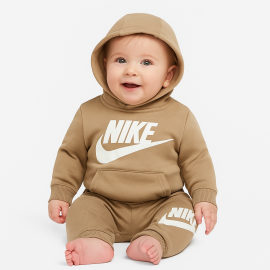 Nike kids club fleece set 18m. Štýl a pohodlie v jednom baleníTáto dvojdielna súprava Nike Club Fleece Set je navrhnutá tak, aby poskytla maximálny komfort a moderný vzhľad pre vaše dieťa.VýhodyPriestranný strih mikiny: Ideálny na vrstvenie s tričkom.Zúžené nohavice s pružným pásom: Pohodlné a jednoducho padnúce.Mäkký a ľahký flís: Poskytuje komfort a voľnosť pohybu.Univerzálne využitie: Oba diely je možné nosiť samostatne a kombinovať s ďalšími kúskami detského šatníka.Táto súprava je perfektná na každý deň – zahreje, vyzerá skvele a vaše dieťa sa v nej bude cítiť pohodlne aj v chladnejšom počasí.
