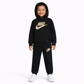 Nike kids club fleece set 98-104 cm. Štýl a pohodlie v jednom baleníTáto dvojdielna súprava Nike Club Fleece Set je navrhnutá tak, aby poskytla maximálny komfort a moderný vzhľad pre vaše dieťa.VýhodyPriestranný strih mikiny: Ideálny na vrstvenie s tričkom.Zúžené nohavice s pružným pásom: Pohodlné a jednoducho padnúce.Mäkký a ľahký flís: Poskytuje komfort a voľnosť pohybu.Univerzálne využitie: Oba diely je možné nosiť samostatne a kombinovať s ďalšími kúskami detského šatníka.Táto súprava je perfektná na každý deň – zahreje, vyzerá skvele a vaše dieťa sa v nej bude cítiť pohodlne aj v chladnejšom počasí.
