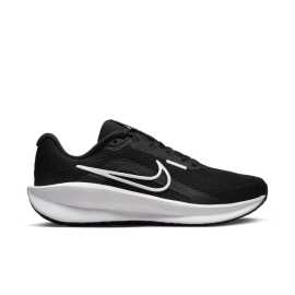 Nike Downshifter 13 42. Bežecké topánky pre každéhoČi už začínaš svoju bežeckú cestu, alebo si expert, ktorý chce vyladiť tempo, model Downshifter 13 je tu pre teba. Prepracovaný zvršok, tlmenie a vysoká odolnosť ti pomôžu nájsť to správne tempo aj zvládnuť prvé kroky k dosiahnutiu tvojich cieľov.Vyrobené z materiálu Nike Grind: Podrážka obsahuje minimálne 15 % materiálu Nike Grind, ktorý vzniká z odrezkov pri výrobe topánok.Priedušná sieťovina: Mäkká a pohodlná sieťovina je vysoko priedušná, čo zaisťuje komfort pri behu.Podpora a bezpečie: Vylepšený vnútorný pás dokonale obopína strednú časť chodidla a bezpečne ťa podrží.Podrobnosti o produkte:Reflexné prvky pre zvýšenie viditeľnostiNepoužívať ako osobnú ochrannú pomôckuNájdi svoje tempo a dosiahni svoje ciele s modelom Nike Downshifter 13!Vrch - textília a syntetika  Ponúka výhodný pomer priedušnosti a odolnosti. Textília je dobre priedušná, ale zároveň ponúka zvýšenú odolnosť proti oderu a vplyvom. Je navyše na strategických miestach spevnená syntetickými prekryvmi, ktoré topánku spevňujú, robia ju odolnejšou a chránia tvoje nohy.Podrážka - guma  S gumovou podrážkou sa proste nedá nič pokaziť. Dlho vydrží, ľahko sa čistí a má skvelú trakciu.