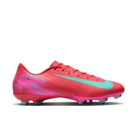 Nike Mercurial Vapor 16 Academy 44,5. Nike Air Zoom Mercurial Elite - maximálna rýchlosť a cit pre loptu Chcete byť o krok rýchlejší ako vaši súperi? S teniskami Nike Air Zoom Mercurial Elite sa vám to podarí! Tieto špičkové kopačky sú vybavené vylepšenou jednotkou Air Zoom v päte, ktorá vám dodá výbušnú energiu na rýchle šprinty a bleskové prieniky cez obranu. Výsledkom je zatiaľ najcitlivejší model Mercurial, ktorý vám umožní určovať tempo hry od začiatku až do konca.  Výhody  Dokonalý kontakt s loptou - zvršok NikeSkin so všitým ševrónovým vzorom zlepšuje kontrolu lopty a prináša pocit hry naboso pre maximálnu presnosť. Trakcia pre rýchlosť - Inovatívny vlnovitý trakčný vzor s kaskádovitými výstupkami efektívne využíva plochu jednotky Air Zoom a poskytuje vynikajúcu priľnavosť. Zdokonalené kolíky v tvare písmena V vám pomáhajú rýchlo meniť smer. Prispôsobivý strih - Nová pletenina nahrádza pôvodnú sieťovinu a prináša väčšiu flexibilitu, podporu a lepšie prispôsobenie tvaru chodidla. Vďaka tomu máte lepší cit pre loptu a maximálne pohodlie. Všestrannosť - Navrhnuté pre prírodné a syntetické povrchy s polstrovanou vložkou pre väčšie pohodlie počas celej hry.   Nike Air Zoom Mercurial Elite - ovládnite ihrisko rýchlosťou a presnosťou!VRCHPredstav si, že máš na nohe niečo ako super tenké, priedušné ponožky, ktoré ti dokonale sedia. To je NikeSkin. Je to materiál, ktorý ti dáva pocit nahých nôh, ale zároveň ti poskytuje skvelú podporu a cit pre loptu. Je ľahký ako pierko, takže ti to pomôže byť rýchlejší a obratnejší. Proste si to predstav ako vylepšenie tvojej nohy pre futbal.Medzipodošva - Zoom Air  Nie je ju síce na prvý pohľad vidieť, ako Air Max, ale zato je výkonnejšia. Táto revolučná technológia používa na tlmenie tiež vzduchové bubliny. Jednu mäkšiu uprostred a druhú tvrdšiu, ktorá ju obopína. Tým sa vytvorí efekt "trampolíny" a výsledkom je nielen tlmenie, ale hlavne návrat energie, ktorý ťa doslova vystrelí do ďalšieho kroku.Podrážka - guma  S gumovou podrážkou sa proste nedá nič pokaziť. Dlho v