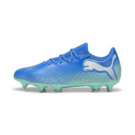Puma FUTURE 7 PLAY MxSG 44,5. Ovládni hřiště: Puma FUTURE 7 PLAY MxSG  Kopačky Puma FUTURE 7 PLAY MxSG jsou tvojí tajnou zbraní pro fotbalové zápasy! Díky technologii Dynamic Motion System ti tyto kopačky poskytnou skvělou trakci a stabilitu, takže se můžeš rychle otáčet a měnit směr jako profesionál. Svršek z lehkého syntetického materiálu ti zaručí pohodlí a flexibilitu, takže si na hřišti můžeš bez obav užívat svou kreativitu.  Ať už hraješ na měkké trávě nebo přírodní ploše, tyto kopačky tě podrží na správné cestě k vítězství. Obuj si Puma FUTURE 7 PLAY MxSG a ukaž, co v tobě je!  Výhody:    Dynamic Motion System: Skvělá trakce a stabilita pro rychlé pohyby.  Lehký syntetický svršek: Flexibilní a pohodlné nošení po celý den.  Přizpůsobivý design: Umožňuje volnost pohybu pro kreativní hru.  Všestranná podešev MxSG: Optimální grip na měkkých a přírodních trávních plochách.      S těmito kopačkami se staneš hvězdou každého zápasu!Podrážka - guma  S gumovou podrážkou sa proste nedá nič pokaziť. Dlho vydrží, ľahko sa čistí a má skvelú trakciu.Technológia Dynamic Motion System je technológia, ktorá dáva topánkam schopnosť prispôsobiť sa vašim pohybom, akoby mali vlastný mozog! S touto vychytávkou sa budete cítiť ako superhrdina, ktorý sa pohybuje bez námahy. Takže keď budete behať, nezabudnite povedať: "Vďaka, topánky, že ma podržíte!"   Tip: Ak neviete, ako si vybrať správne kopačky, pozrite si náš článok, ktorý vám pomôže s výberom.