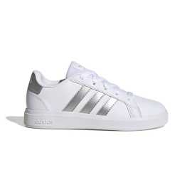 adidas Grand Court Lifestyle Tennis Lace-Up Shoes 28. Každý krok je zábavaS adidas GRAND COURT 2.0 K zvládneš všetko – preteky na ihrisku, beh na autobus aj tajnú misiu po desiatu. Pohodlné, ľahké a hlavne štýlové – tieto tenisky ťa nikdy nenechajú v štichu.VýhodyCool retro dizajn, ktorý nikdy neomrzí.Odolný zvršok zo syntetickej kože.Mäkká stielka Cloudfoam – pre pohodlie na každom kroku.Obuj tenisky adidas GRAND COURT 2.0 K a buď hviezdou ihriska aj ulice!Vrch - syntetická koža  Vyznačuje sa dobrou prispôsobivosťou a skvelou odolnosťou. Po pár noseniach sa topánky trošku roztiahnu a spohodlnia. Koža je navyše skvelá v odolnosti a dobre sa udržuje.Podrážka - guma  S gumovou podrážkou sa proste nedá nič pokaziť. Dlho vydrží, ľahko sa čistí a má skvelú trakciu.