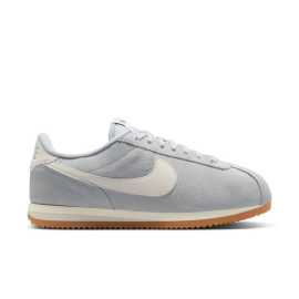 Nike W Cortez 40,5. Nike Cortez - Klasika v novom kabáte Legendárny štýl, ktorý nikdy nestarne, prichádza vo vylepšenej verzii. Tenisky Nike Cortez si zachovávajú svoj ikonický retro vzhľad, ale vďaka úpravám na základe spätnej väzby fanúšikov sú ešte pohodlnejšie, odolnejšie a pripravené na každodenné nosenie. Širšia špička, pevnejšie bočné panely a odolný zvršok zaručujú, že táto legenda vydrží tak dlho ako váš dobrý vkus. Výhody  Vylepšený zvršok - odolný voči odreninám, poškriabaniu a deformácii. Širšia špička - pohodlie na každodenné nosenie. Pevné bočné panely - lepšia stabilita a držanie nohy. Penová medzipodrážka s klinom - celodenný mäkký krok. Podrážka so stromovým vzorom - retro štýl a spoľahlivá trakcia.   Nike Cortez - pre tých, ktorí vedia, že skutočný štýl nikdy nevyjde z módy.Medzipodrážka  Penová medzipodrážka je ako vankúš pre vaše nohy - mäkká, pružná a pripravená tlmiť akýkoľvek náraz. Vďaka nej sa budete cítiť, akoby ste bežali na obláčiku, aj keď asfalt pod nohami nie je práve najjemnejší. Navyše vracia energiu, takže vás pri každom kroku trochu nakopne vpred!Podrážka - guma  S gumovou podrážkou sa proste nedá nič pokaziť. Dlho vydrží, ľahko sa čistí a má skvelú trakciu.
