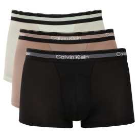 3PACK pánske boxerky Calvin Klein viacfarebné (NB4536-U2G) XL, trenky. Pánske boxerky Calvin Klein - luxusné pohodlie a nadčasový štýl
Chcete boxerky, ktoré ponúkajú maximálne pohodlie, moderný dizajn a špičkovú kvalitu? Pánske boxerky Calvin Klein sú tou správnou voľbou! Vďaka kombinácii mäkkého, priedušného materiálu a presného strihu vám poskytnú maximálne pohodlie počas celého dňa. Elegantná farebná kombinácia a ikonické logo dodávajú štýl, ktorý nikdy nevyjde z módy.
Prvotriedny materiál pre celodenné pohodlie
Tieto boxerky sú vyrobené z kombinácie polyesteru a elastanu, čo poskytuje dokonalú kombináciu mäkkosti, pružnosti a odolnosti. Materiál je ľahký, vysoko priedušný a odvádza vlhkosť, takže sa budete cítiť sviežo, aj keď ich budete nosiť celý deň. Boxerky sú tiež dokonale elastické, takže perfektne sedia na tele a prispôsobia sa vašim pohybom bez akýchkoľvek obmedzení. Táto kombinácia materiálov je ideálna nielen na bežné nosenie, ale aj na rôzne športové aktivity.
Moderný dizajn a dokonalý strih
Minimalistický vzhľad s elastickým pásom dopĺňa logo Calvin Klein, ktoré dodáva boxerkám luxusný a sofistikovaný štýl. Boxerky majú dlhšie nohavičky, ktoré sú veľmi pohodlné pri dlhých sedeniach a náročnejších pohyboch. Priliehavý strih dokonale kopíruje vašu postavu, čo oceníte vy aj vaše okolie. Vďaka hladkému materiálu sa boxerky výborne hodia aj pod priliehavé oblečenie, ktoré dokonale vynikne.
Prečo si boxerky Calvin Klein zamilujete?

Ľahký a priedušný materiál: Ideálne na každodenné nosenie aj náročné športové aktivity.
Dlhšia nohavička: Poskytuje lepšie krytie a oporu, nezhrňuje sa a neškrtí.
Rýchloschnúce a odolné: Ideálne na aktívny životný štýl.
Nadčasový dizajn: minimalistický dizajn a luxusný vzhľad značky Calvin Klein.

Spodnú bielizeň Calvin Klein milujú ľudia na celom svete.
Pánska spodná bielizeň Calvin Klein patrí k stáliciam módneho priemyslu. Pánske boxerky sú jedným z dôkazov, že Calvin Klein vie, ako spojiť kvalitu so štýlom. Za viac ako 50 rokov svojej existencie značka dokázala, že na trhu so spodnou bielizňou jej môže konkurovať len málokto. Ak sa chcete na svoju spodnú bielizeň spoľahnúť v každej situácii, potom chcete spodnú bielizeň Calvin Klein.
Ako sa starať o boxerky?
Aby si vaše boxerky zachovali dokonalý tvar a kvalitu čo najdlhšie, dodržiavajte tieto pokyny:

Praní: Doporučujeme prát na 30 °C s jemným pracím prostředkem.
Žehlení: Nedoporučuje se, aby nedošlo k poškození materiálu.
Sušenie: Sušenie v sušičke sa neodporúča, radšej sušte voľne na vzduchu.

Tip: Nájsť ten správny kus spodnej bielizne, ktorý vám dokonale padne, môže byť náročné. Keď ho nájdete, oplatí sa oň dobre starať, aby vám dlho vydržal. Tipy, ako to urobiť, nájdete v našom článku.