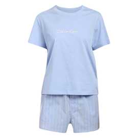 Dámske pyžamo Calvin Klein modré (QS7576-39Z) XL. Spite štýlovo a užite si relaxačné ráno v dámskych pyžamách Calvin Klein
Užite si pokojné večery a osviežujúce rána v ikonických dámskych pyžamách Calvin Klein, ktoré kombinujú maximálny komfort s minimalistickým dizajnom. Mäkká bavlna, príjemné farby a pohodlný strih zaručujú, že sa budete cítiť skvele nielen v posteli, ale aj pri oddychovaní doma. Oceníte ľahký materiál a voľnejší strih, najmä v teplejších dňoch.
Vysoko kvalitná bavlna pre maximálne pohodlie
Dámske pyžamy Calvin Klein sú vyrobené zo 100 % bavlny, ktorá je známa svojou priedušnosťou, jemnosťou a šetrnosťou k pokožke. Bavlna sa perfektne prispôsobí vášmu telu, neškriabe a nestráca svoju kvalitu ani po mnohých praniach. Skvelá na každodenné nosenie a pre citlivú pokožku.
Moderný a nadčasový vzhľad
Jednofarebné tričko s krátkymi rukávmi v kombinácii s pohodlnými voľnými šortkami tvoria perfektný outfit, najmä na horúce dni. Uvoľnený štýl, ktorý je zároveň jemne elegantný, vyhovuje každej žene, ktorá si chce dopriať pohodlie a príjemný odpočinok. V štýlovom pyžame Calvin Klein ľahko zvládnete nielen dobrý nočný odpočinok, ale aj rannú kávu, filmový maratón alebo víkendové lenivanie.
Prečo si zamilujete pyžamo Calvin Klein

100 % bavlna: rírodný materiál, ktorý je mäkký, priedušný a príjemný na dotyk.
Svieži a ženský dizajn Calvin Klein: Jednoduché línie, príjemné farby a jemný dizajn.
Pohodlný voľný strih: Ideálny na spanie a relaxáciu doma v teplých dňoch.

Spodná bielizeň Calvin Klein je obľúbená u ľudí po celom svete
Spodná bielizeň Calvin Klein je základným kameňom módneho priemyslu. Dámske pyžamy sú dôkazom, že Calvin Klein vie ako skombinovať kvalitu so štýlom. Za viac ako 50 rokov svojej existencie táto značka dokázala, že na trhu so spodnou bielizňou má len málo konkurentov. Ak chcete spodnú bielizeň, na ktorú sa môžete spoľahnúť v každej situácii, potom chcete spodnú bielizeň Calvin Klein.
Ako sa starať o dámske pyžamy Calvin Klein
Aby vaše obľúbené pyžamy vydržali čo najdlhšie, odporúčame dodržiavať tieto pokyny na údržbu.

Pranie: Práť pri 30 °C s podobnými farbami. Používajte jemné pracie prostriedky bez bielidiel, ktoré by mohli poškodiť farbu a kvalitu bavlny.
Sušenie: Sušenie v sušičke sa neodporúča – aby vaše pyžamo zostalo mäkké a zachovalo si svoj tvar, nechajte ho vyschnúť na vzduchu, ideálne mimo priameho slnečného žiarenia.
Žehlenie: Žehlenie nie je potrebné. Ak chcete dosiahnuť dokonale hladký vzhľad, žehlite naruby pri nízkej teplote bez pary.

Tip: Staňte sa odborníkom na starostlivosť o spodnú bielizeň vďaka tipom v našom článku a poskytnite svojim obľúbeným kúskom starostlivosť, ktorú si zaslúžia.