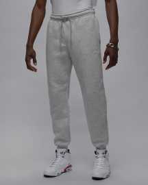 Jordan Men Brooklyn Fleece Pants M. Tepláky, ktoré vás zahrejú viac ako trápna výhovorka na necvičenie Pánske tepláky Jordan Brooklyn Fleeceprinášajú kombináciu pohodlia, štýlu a univerzálneho strihu. Stredne ťažký fleece vás udrží v teple, zatiaľ čo kartáčovaná vnútorná strana je ako objatie pre vaše nohy. Elastický pás, manžety na členkoch a decentné logo Jumpman robia z týchto nohavíc ideálny kúsok na gauč aj do mesta. Výhody ▪ Mäkký fleece: Hladký zvonka, mäkký zvnútra - pre maximálne pohodlie.▪ Elastický pás so šnúrkou na stiahnutie: Stiahnite si ho presne tak, ako potrebujete.▪ Rebrované manžety: teplo zostáva vnútri, štýl vonku.▪ Bočné vrecká: praktické na telefón, kľúče a ruky.  vyzerať dobre aj bez športového výkonu.