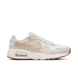 Nike Air Max SC Womens Shoes 40,5. Nike Air Max SC: Retro vzhľad, moderné pohodlieS čistými líniami, tradičným atletickým dizajnom a viditeľným tlmením Air je topánka Nike Air Max SC elegantným doplnkom každého outfitu. Bohatá zmes materiálov prehlbuje štruktúru topánky a zabezpečuje odolnosť ľahkého modelu na každodenné nosenie.VýhodyOdolná konštrukcia: Koža, textil a sieťovina sú priedušné a pohodlné aj pri celodennom nosení.Tlmenie Max Air: Pôvodne navrhnuté pre profesionálnych bežcov, poskytuje ľahké a účinné tlmenie každého kroku.Pěnová medzipodrážka: Vylepšuje tlmenie a vydrží dlhý čas.Odolná gumová podrážka: Zaisťuje skvelú trakciu a nešmýka sa.Vznik modelu Nike Air Max: Topánky Nike s revolučnou technológiou Air sa prvýkrát predstavili v roku 1978. V roku 1987 potom uzrel svetlo sveta model Air Max 1 s viditeľnou jednotkou Air v päte. Fanúšikovia tejto značky tak mohli tlmenie Air nielen cítiť, ale aj vidieť. Odvtedy sa nová generácia topánok Air Max stala medzi športovcami a zberateľmi hitom vďaka výrazným farebným kombináciám a spoľahlivému odľahčenému tlmeniu.Udržateľnosť: Tento produkt je navrhnutý zodpovedne z recyklovaného materiálu, ktorý pochádza z použitých produktov alebo výrobného odpadu. Vďaka opakovanému použitiu plastov, vlákien a textílií sa výrazne znižujú emisie. Cieľom je využiť čo najviac recyklovaných materiálov bez toho, aby to narušilo funkčnosť, odolnosť a štýl.Medzipodošva - Air Max  Legendárna technológia od Nike si zakladá na jednoduchej myšlienke - prečo vymýšľať nejaké zložité materiály, keď stačí využiť vzduch? Vďaka tomu sa medzipodošva nijako neopotrebuje a stále si drží svoj tvar a kvalitu.  Topánky sú tak extrémne pohodlné, skvele tlmia a ty môžeš doslova chodiť ako po obláčiku. A prečo sa technológia vlastne volá Air Max? Pretože ju je vidieť.  Podrážka - guma  S gumovou podrážkou sa proste nedá nič pokaziť. Dlho vydrží, ľahko sa čistí a má skvelú trakciu.