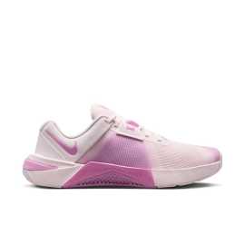 Nike Metcon 10 37,5. Nike Metcon 10 - tréning bez kompromisov Vyťažte z každého tréningu maximum s modelom Nike Metcon 10. Vďaka ultra stabilnej podrážke Hyperlift a ľahkej pene ReactX získate maximálnu podporu a flexibilitu pri každom pohybe. Ešte ľahšia a odolnejšia ako predchádzajúci model, Metcon 10 vás podrží počas silového tréningu, kardio tréningu a dynamických cvičení. Výhody  Podrážka Hyperlift pod pätou - maximálna stabilita počas drepov, mŕtvych ťahov a nadhodov. Ľahká pena ReactX - väčšia návratnosť energie a citlivé odpruženie počas šprintov a výpadov. Priľnavý trakčný vzor - odolnosť a istota nohy aj pri najnáročnejších tréningoch. Širší priestor na prsty - väčšie pohodlie a rovnomerné rozloženie sily. Priedušná sieťovina a ľahké výstuhy - ľahkosť, odolnosť a pohodlie v jednom.   Metcon 10 je váš partner na ceste k maximálnemu výkonu.Vrch - textília a syntetika  Ponúka výhodný pomer priedušnosti a odolnosti. Textília je dobre priedušná, ale zároveň ponúka zvýšenú odolnosť proti oderu a vplyvom. Je navyše na strategických miestach spevnená syntetickými prekryvmi, ktoré topánku spevňujú, robia ju odolnejšou a chránia tvoje nohy.MedzipodrážkaReact X. Pena je navrhnutá pre maximálny výkon a s ohľadom na planétu. V porovnaní s pôvodnou penou React znižuje uhlíkovú stopu medzipodrážky o neuveriteľných 43 % vďaka efektívnejšiemu výrobnému procesu. Je to výsledok podrobného hodnotenia odborníkov zo spoločností PRé Sustainability B.V. a Intertek China, ktorí skúmali vplyv výroby od začiatku až po hotový výrobok. A čo je na tom najlepšie? Pena ReactX vám poskytne skvelý výkon bez toho, aby ste obetovali pohodlie - takže vaše nohy budú spokojné a rovnako aj planéta.Hyperlift. Spevňujúca doska na päte, pretože kto by nechcel mať pevné päty, že? Táto technológia vám poskytne stabilitu pri cvikoch, ako sú drepy, výpady a mŕtve ťahy - teda pri cvikoch, ktoré vás trápia najviac. Doska pomáha rozložiť váhu nielen smerom nadol, ale aj do strán, takže vaše päty zostanú neochvejne na mieste,