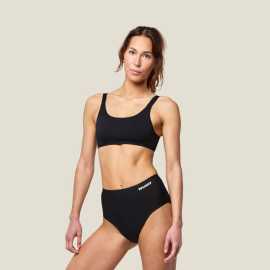 Menštruačné nohavičky WUKA bezšvové Stretch Seamless Midi Brief Heavy (WUKA401) L - 3XL. Menštruačné nohavičky WUKA – diskrétna ochrana a voľnosť pohybu
Zmeňte spôsob, akým prežívate menštruáciu – s menštruačnými nohavičkami WUKA si užijete maximálny komfort, diskrétnosť a spoľahlivú ochranu aj v najnáročnejších dňoch. Vďaka inovatívnej technológii Stretch™ sa nohavičky prispôsobia vašej postave a ponúkajú pohodlie, na ktoré sa môžete spoľahnúť vo dne aj v noci.
Materiál, ktorý vás podporuje
Menštruačné nohavičky WUKA sú vyrobené z kombinácie funkčných materiálov, ktoré nielenže zabezpečujú spoľahlivú absorpciu, ale sú aj príjemné na dotyk s pokožkou. Vonkajšia vrstva je kombináciou polyamidu a elastanu; táto mäkká, hladká a pružná tkanina prilieha k telu bez nepríjemných okrajov alebo tlakových bodov. Vnútorná bavlnená vrstva zaisťuje maximálne pohodlie pri nosení a absorpčná vrstva spoľahlivo zadržiava tekutinu vo vnútri.
Moderný dizajn pre neviditeľné pohodlie
Strih Midi Brief s hladkým, bezšvovým dizajnom ponúka skvelé krytie a zároveň zostáva pod oblečením úplne neviditeľný. Menštruačné nohavičky WUKA majú jednoduchý vzhľad a vyšší strih v oblasti stehien, čo opticky predlžuje nohy a nijako neobmedzuje pohyb. Sedia ako druhá koža a vďaka svojej vysokej elasticite sa perfektne prispôsobujú tvaru každého tela – či už ste vo forme, tehotná alebo sa vaše telo mení.
Prečo si zamilujete menštruačné nohavičky WUKA?

Maximálna ochrana bez kompromisov: Ideálne pre silnú menštruáciu, noc, šport a popôrodné obdobie.
Flexibilná veľkosť vďaka technológii Stretch™: Sedia ako uliate, aj keď sa vaše telo mení.
Žiadne viditeľné švy: Nikto nebude vedieť, že nosíte menštruačné nohavičky.
Ekologické a ekonomické riešenie: Opakovane použiteľné, šetrné k životnému prostrediu a vašej peňaženke.

Značka WUKA poskytuje pohodlie pre každú ženu
V roku 2017 bola založená spoločnosť WUKA ako prvý výrobca opakovo použiteľných a nepretekajúcich menštruačných nohavičiek vo Veľkej Británii. Bola to ženská start-upová firma, pričom názov WUKA je skratka pre Wake Up Kick Ass (Prebuď sa a nakop zadok). Krédo značky je, že počas menštruácie by vás nemalo nič obmedzovať. Udržateľný životný štýl by mal byť dostupný pre každého, nie len luxusom pre vyvolených. Preto sa snažia nahradiť jednorazové hygienické výrobky pohodlným a udržateľným menstruačným spodným prádlom.
Ako sa starať o menstruačné nohavičky WUKA
Aby vám nohavičky spoľahlivo slúžili po dlhú dobu, odporúčame dodržiavať tieto pokyny.

Pred prvým použitím: Predtým, ako si nové menštruačné nohavičky alebo plavky oblečiete po prvýkrát, je potrebné ich vyprať – buď ručne, alebo v práčke na jemný program na 30 °C. Tým sa aktivujú absorpčné vrstvy a spodná bielizeň je pripravená na správne fungovanie. Nepoužívajte aviváž ani bielidlo, pretože by mohli ovplyvniť funkčnosť.
Pranie: Po použití odporúčame nohavičky najskôr opláchnuť studenou vodou, aby sa odstránila väčšina krvi. Potom ich môžete prať v práčke pri 30 °C. Používajte jemné pracie prostriedky bez bielidiel alebo aviváže, aby nedošlo k poškodeniu absorpčných vlastností vnútorných vrstiev.
Sušenie: Nohavičky nesušte v sušičke – vysoké teploty by mohli poškodiť ochranné vrstvy. Najlepšie je sušiť ich na vzduchu, najlepšie na tienistom mieste.
Žehlenie: Nežehlite. Vysoké teploty môžu nevratne poškodiť funkčné vrstvy, preto nohavičky nikdy nežehlite.

Tip: Keď nájdete menstruačné spodné prádlo, ktoré vám sedí a vyhovuje, zaslúži si tú najlepšiu starostlivosť. Pri správnej starostlivosti vám bude spoľahlivo slúžiť po dlhú dobu. Tipy, ako na to, nájdete v našom článku.
