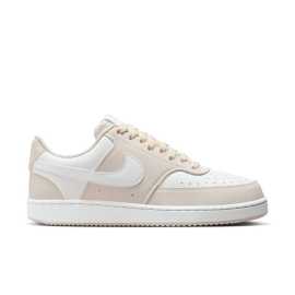 Nike Court Vision Low 41. Nike Court Vision Low – Retro štýl, ktorý nikdy neomrzí!Tenisky Nike Court Vision Low inšpirované basketbalovou klasikou 80. rokov prinášajú ikonický vzhľad v modernom prevedení. Kombinácia syntetickej kože a gumovej podrážky zabezpečuje odolnosť, pohodlie a skvelú trakciu.Výhody:Klasický kožený vzhľad – odolná syntetická koža pre dlhú životnosť.Pohodlná konštrukcia – nízky profil pre voľnosť pohybu.Gumová podrážka – skvelá trakcia a odolnosť.Minimalistický dizajn – hodí sa ku každému outfitu.Nike Court Vision Low sú ideálnou voľbou pre tých, ktorí chcú nadčasový štýl s moderným komfortom.Vrch - syntetická koža  Vyznačuje sa dobrou prispôsobivosťou a skvelou odolnosťou. Po pár noseniach sa topánky trošku roztiahnu a spohodlnia. Koža je navyše skvelá v odolnosti a dobre sa udržuje.Medzipodošva - Phylon  Phylon je odľahčená, nízkoprofilová a responzívnejšia verzia klasickej EVA medzipodošvy. Každý krok v týchto topánkach tak bude ľahší a energickejší.  Podrážka - guma  S gumovou podrážkou sa proste nedá nič pokaziť. Dlho vydrží, ľahko sa čistí a má skvelú trakciu.