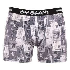 Pánske boxerky 69SLAM fit  playloud magazine (MCYPMG-PO) S, trenky. Pánske boxerky 69SLAM fit mikrovlákno
Pánske boxerky 69SLAM fit sú predstaviteľom dlhšieho vyhotovenia strihu. Boxerky „long“ sú veľmi obľúbené u nositeľov aj vďaka tomu, že aj keď sú dlhšie, nezhŕňajú sa. Vyhotovenie bielizne vo variante mikro je nielen praktické, ale vďaka jeho vlastnostiam aj užitočné. Mikrovlákno je veľmi elastický materiál, vynikajúci svojou jemnosťou a hebkosťou. Je nadštandardne pružný, prispôsobivý a pohodlný. Veľkou devízou tohto materiálu sú krásne jasné a stále farby, ktoré neblednú. Nespôsobuje žiadne alergické reakcie, nedráždi pokožku a je veľmi odolný proti pôsobeniu baktérií. Tajomstvo sa skrýva v transferovom efekte, keď je vlhkosť prenášaná na vonkajšie vrstvy. Vďaka tomuto efektu bielizeň veľmi rýchlo schne a tým poskytuje nositeľovi komfort aj pri zvýšenej fyzickej námahe.