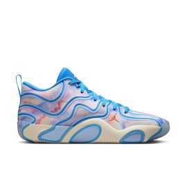 Jordan Tatum 3 49,5. Detské ihrisko alebo galéria? Môžete v nich robiť oboje. Basketbalové tenisky Jordan Tatum 3 "Tie Dye" sú ako farebne nabitý kolotoč. Odvážny dizajn s dúhovým tie-dye vzorom kombinuje odtiene modrej, ružovej a béžovej, ktoré vám nedovolia splynúť s davom. Ľahká konštrukcia, flexibilná podrážka a vynikajúce odpruženie vás udržia v hre, aj keď je zápas v plnom prúde. Výhody ▪ Odvážny štýl: Vzor Tie-dye v kombinácii s univerzitnou modrou, kráľovským odtieňom a ďalšími odtieňmi zaručuje, že vás nikto neprehliadne.▪ Hladký pohyb: Pena Cushlon 3.0 s jednotkou Zoom Air tlmí nárazy a vracia energiu.▪ Ľahká konštrukcia.▪ Basketbalový výkon.  zabodovať v módnom rebríčku - stačí si ju obliecť a vyraziť za víťazstvom.Vrch - textília a syntetika  Ponúka výhodný pomer priedušnosti a odolnosti. Textília je dobre priedušná, ale zároveň ponúka zvýšenú odolnosť proti oderu a vplyvom. Je navyše na strategických miestach spevnená syntetickými prekryvmi, ktoré topánku spevňujú, robia ju odolnejšou a chránia tvoje nohy.Medzipodošva - Zoom Air  Nie je ju síce na prvý pohľad vidieť, ako Air Max, ale zato je výkonnejšia. Táto revolučná technológia používa na tlmenie tiež vzduchové bubliny. Jednu mäkšiu uprostred a druhú tvrdšiu, ktorá ju obopína. Tým sa vytvorí efekt "trampolíny" a výsledkom je nielen tlmenie, ale hlavne návrat energie, ktorý ťa doslova vystrelí do ďalšieho kroku.Podrážka - guma  S gumovou podrážkou sa proste nedá nič pokaziť. Dlho vydrží, ľahko sa čistí a má skvelú trakciu.