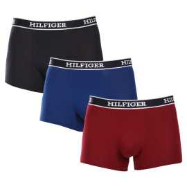 3PACK Moške boksarice Tommy Hilfiger večbarvne (UM0UM03185 0SX) L.
Privoščite si brezčasen slog in vrhunsko udobje z moškimi boksericami Tommy Hilfiger.
Vrhunski material za maksimalno udobje
Boksarice Tommy Hilfiger so izdelane iz mehkega, na otip prijetnega bombaža z dodatkom elastana, ki jim daje prožnost in trpežnost.
Ikoničen slog in natančen kroj
Bokserji imajo daljše noge, ki se ne zvijajo, ter zagotavljajo zadostno pokritost in udobje.
Zakaj ne smete zamuditi boksaric Tommy Hilfiger

Vrhunski bombaž z elastanom: Mehke, zračne in udobne za celodnevno nošenje.
Daljše noge in elastičen pas: Stabilnost, slog in brez premikanja.
Elegantna in brezčasna zasnova: Odlično za vsak dan in posebne priložnosti.

Spodnje perilo Tommy Hilfiger je zagotovilo najvišje kakovosti
Blagovna znamka Tommy Hilfiger je pred skoraj 40 leti postala ikona ameriškega oblačenja, njena barvita paleta modre, rdeče in bele barve pa je prepoznavna že na prvi pogled.
Kako skrbeti za bokserje Tommy Hilfiger

Pralnica: Per pri 30 °C.
Sušenje: Bokserje lahko sušite v sušilnem stroju pri nizki temperaturi.
Likanje: Po potrebi jih lahko likate pri nižji temperaturi.

Nasvet: Iskanje popolnega spodnjega perila je včasih lahko izziv.