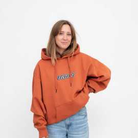 Vans Retro V OS Hoodie S. Retro je štýl Dodajte svojmu šatníku nádych nostalgie a pohodlia s mikinou Vans Retro V OS Hoodie. Tento nadrozmerný kúsok s veľkým logom Vans na hrudi spája retro štýl s moderným komfortom. Vďaka kapucni a mäkkému materiálu zostanete v teple a štýle po celý deň. Výhody  Nadrozmerný strih pre maximálne pohodlie. Štýlové logo Vans v retro dizajne. Praktická kapucňa a mäkký materiál. Vrecká, ktoré udržia vaše ruky v teple.   S mikinou Vans Retro V OS Hoodie si vytvoríte ležérny a zároveň štýlový vzhľad , ktorý vás bude sprevádzať všade, kam pôjdete.Modelka meria 162 cm, váži 49 kg a má na sebe veľkosť M.