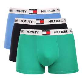 3PACK pánske boxerky Tommy Hilfiger viacfarebné (UM0UM03835 0WB) XXL, trenky. Klasika, ktorá nesklame – pánske boxerky Tommy Hilfiger
Doprajte si nadčasový štýl a špičkový komfort s pánskymi boxerkami od značky Tommy Hilfiger. Vďaka prémiovému spracovaniu a ikonickému dizajnu sú tieto boxerky ideálnou voľbou pre mužov, ktorí chcú vyzerať skvele a zároveň sa cítiť pohodlne po celý deň. Perfektná kombinácia elegancie, funkčnosti a kvality, ktorá obstojí v každej situácii.
Prémiový materiál pre maximálne pohodlie
Boxerky Tommy Hilfiger sú vyrobené z jemnej, na dotyk veľmi príjemnej bavlny s prímesou umelého vlákna, ktorý im dodáva pružnosť a dlhú životnosť. Materiál je priedušný, dobre odvádza vlhkosť a prispôsobí sa tvojmu telu – ideálny ako na pokojný deň v kancelárii, tak aj na aktívne popoludnie, pretože elastický materiál ti umožní úplnú voľnosť pohybu.
Ikonyický štýl a precízny strih
Boxerky majú dlhšie nohavičky, ktoré sa nevyhrávajú a poskytujú dostatočné zakrytie a komfort. Vytkávaná guma s logom Tommy Hilfiger dodáva boxerkám elegantne športový vzhľad a zároveň drží pevne na mieste bez nepríjemného zařezávania. Strih je navrhnutý tak, aby sedel väčšine typov postáv a zdôraznil siluetu bez obmedzenia pohybu. Boxerky sú pohodlné do práce aj na domáce leňošenie, nesklamú vás pod oblekovými nohavicami ani pod letnými šortkami.
Prečo by vám boxerky Tommy Hilfiger nemali chýbať

Prémiová bavlna s elastanom: Mäkká, priedušná a pohodlná na celodenné nosenie.
Dlhšie nohavičky a vyšívaný guma: Stabilita, štýl a žiadne rolovanie.
Elegantný a nadčasový dizajn: Skvelé na každodenné aj špeciálne príležitosti.

Spodná bielizeň Tommy Hilfiger je zárukou najvyššej kvality
Značka Tommy Hilfiger sa stala ikonou amerického obliekania pred takmer 40 rokmi a jej farebnosť v odtieňoch modrej, červenej a bielej je rozpoznateľná na prvý pohľad. Všetky výrobky tejto značky spája prvotriedne spracovanie a nenápadný luxus, ktorý si môžeš dopriať každý deň. Pánske boxerky Tommy Hilfiger nájdete v šatníku štýlových mužov po celom svete, ktorí oceňujú predovšetkým ich nadčasový dizajn a materiály, ktoré vás doslova pohladia. Ocení to nielen vaše intímne partie, ktoré sa budú cítiť ako v bavlnke, ale aj vaša partnerka, ktorá sa vás bude ešte radšej dotýkať.
Ako sa starať o boxerky Tommy Hilfiger

Pranie: Per na 30 °C. Používej jemný prací prostriedok bez bielidiel, aby materiál aj farby zostali ako nové čo najdlhšie.
Sušenie: Boxerky možno sušiť v sušičke pri nízkej teplote. Odporúčame šetrný cyklus, aby si zachovali svoj tvar a pružnosť.
Žehlenie: V prípade potreby je možné ich žehliť na nižšiu teplotu. Ideálne naruby, aby nedošlo k poškodeniu gumy alebo vyblednutiu potlače.

Tip: Nájdenie ideálneho kúsku spodnej bielizne môže byť niekedy náročné. Keď už ho nájdete, starajte sa oň, aby vám vydržal čo najdlhšie. Pomôžu vám v tom vybrané pracie prostriedky a aviváže, ktoré ošetria vlákna a príjemne voňajú.