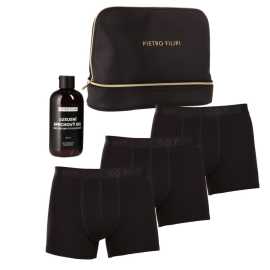 Pánska darčeková kozmetická taštička 3PACK boxerky a sprchový gel Pietro Filipi (5PJTBP1) M, trenky. Pietro Filipi darčeková sada pre mužov – boxerky a sprchový gél v elegantnej kozmetickej taštičke
Hľadáte darček, ktorý poteší vášho obľúbeného štýlového muža? Alebo si chcete dopriať kombináciu pohodlia a luxusu? Pánska sada Pietro Filipi kombinuje elegantné boxerky a luxusný sprchový gél – všetko zabalené v čiernej kozmetickej taštičke. Jednoduchá, ale dokonale funkčná sada, ktorá poteší každého muža s citom pre štýl a praktickosť.
Čo obsahuje darčeková sada pre mužov

3 páry boxeriek Pietro Filipi
1 balenie sprchového gélu Pietro Filipi
štýlová kozmetická taštička Pietro Filipi (rozmery: šírka 25 cm, hĺbka 10 cm, výška 20 cm)

Boxerky Pietro Filipi pre váš každodenný komfort a štýl
Boxerky Pietro Filipi v univerzálnej čiernej farbe a minimalistickom dizajne sú nevyhnutnou súčasťou šatníka každého muža, ktorý si cení pohodlie a štýl. Sú vyrobené z pohodlného, pružného materiálu, ktorý sa prispôsobí telu a poskytuje maximálny komfort po celý deň. Mäkký tkaný elastický pás ich drží bezpečne na mieste, či už čelíte dlhému dňu v práci alebo cestujete.
Sprchový gél Pietro Filipi pre náročných mužov
Luxusný sprchový gél, ktorý ocení každý muž. Obsahuje viac ako 90 % prírodných zložiek, ktoré jemne čistia pokožku a zanechávajú ju sviežu a hydratovanú. Elegantná, nenápadná vôňa doplní váš každodenný rituál a zaručí príjemný pocit čistoty a štýlu.
Kozmetická taška s praktickými priehradkami
Všetko je zabalené v luxusnej čiernej kozmetickej taške so zlatým logom Pietro Filipi a dvoma priehradkami na zips. Horná priehradka je ideálna na kozmetiku, zatiaľ čo spodná je perfektná na spodnú bielizeň alebo doplnky. Vďaka praktickému usporiadaniu je skvelou voľbou na cestovanie aj do kúpeľne.
Prečo potrebujete túto sadu

Kompletný balík na každý deň: Tri kvalitné boxerky, štýlové hygienické potreby a taška – pripravené na okamžité použitie alebo ako darček.
Prémiová kvalita našej značky Pietro Filipi: Kombinácia funkčnosti, jednoduchosti, elegancie a pohodlia, ktorú si zamilujete.
Ideálny darček pre každého muža: Skvelá voľba na Vianoce, narodeniny alebo ako luxusný darček pre niekoho blízkeho.

Nový začiatok pre Pietro Filipi
Značka Pietro Filipi je na českom trhu už mnoho rokov a je známa najmä svojím moderným oblečením pre biznis a voľný čas. Teraz Pietro Filipi začína novú kapitolu, ktorú píše spoločne s Trenýrkárna.co.uk. Môžete vyskúšať prémiové spodné prádlo a ďalšie produkty, ktoré sú ideálne na každodenné nosenie aj na špeciálne príležitosti. Okrem toho uvádzame na trh aj kozmetiku Pietro Filipi, ktorá prináša luxusný pocit do každého dňa.