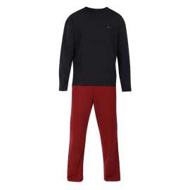 Pánske pyžamo Tommy Hilfiger viacfarebné (UM0UM03698 0WB) M. Pánske pyžamo Tommy Hilfiger pre príjemné večery a štýlové rána
Doprajte si pocit absolútneho pohodlia a štýlu s pánskym pyžamom Tommy Hilfiger v atraktívnej kombinácii jednofarebného trička a vzorovaných nohavíc. Tieto pyžamy nie sú len obyčajným nočným oblečením – sú kombináciou prémiovej kvality, pohodlia a ikonického dizajnu. Ideálne na pokojný spánok aj na leňošenie doma počas voľných dní.
Prémiový materiál pre maximálne pohodlie
Pyžamo Tommy Hilfiger je vyrobené z kvalitnej zmesi bavlny a elastanu, čo zaručuje príjemnú mäkkosť, priedušnosť a pružnosť. Bavlna príjemne hreje a je šetrná k pokožke, zatiaľ čo prímes elastanu sa postará o to, aby sa pyžamo prirodzene prispôsobilo tvojmu telu a poskytlo ti pohodlie po celú noc.
Štýlový dizajn, ktorý si zamilujete
Dlhé rukávy a nohavice zaručujú dostatok tepla aj v chladnejších mesiacoch. Vytkaná guma v páse nohavíc je mäkký a pohodlný, voľnejší strih neobmedzuje pohyb. Jednofarebný vrchný diel s nenápadným logom Tommy Hilfiger na hrudi pôsobí moderne a čisto. Kockované nohavice v tlmených farbách dodávajú nadčasový vzhľad, ktorý nikdy nevyjde z módy. Spojenie jednoduchosti a elegancie robí z tejto pyžamy ideálny kúsok nielen na spanie, ale aj na domáce pohodlie.
Prečo musíte vyskúšať pyžamu Tommy Hilfiger

Prémiový materiál: Kombinácia bavlny a elastanu zaisťuje mäkkosť, priedušnosť a pružnosť pre celonočný komfort aj voľný pohyb počas dňa.
Štýlový dizajn: Jednofarebné tričko s decentným logom a farebne zladenými kockovanými nohavicami dodávajú pyžamu elegantný a moderný vzhľad, ktorý oceníte aj pri domácom leňošení.
Ideálne na spanie aj domáce relaxovanie: Vďaka pohodlnému strihu s dlhými rukávmi a nohavicami je pyžamo perfektné nielen na spanie, ale aj na relaxáciu, víkendový odpočinok alebo prácu z domova.

Spodná bielizeň Tommy Hilfiger je zárukou najvyššej kvality
Značka Tommy Hilfiger sa stala ikonou amerického obliekania pred takmer 40 rokmi a jej farebnosť v odtieňoch modrej, červenej a bielej je rozpoznateľná na prvý pohľad. Všetky produkty tejto značky spája prvotriedne spracovanie a nenápadný luxus, ktorý si môžeš dopriať každý deň. Pánske boxerky Tommy Hilfiger nájdeme v šatníku štýlových mužov po celom svete, oceňujú predovšetkým ich nadčasový dizajn a materiály, ktoré ťa doslova pohladia.
Ako sa starať o pyžamo Tommy Hilfiger
Aby ti pyžamo vydržalo čo najdlhšie v perfektnom stave, odporúčame dodržiavať nasledujúce pokyny na údržbu.

Pranie: Odporúčame prať pyžamo na maximálnu teplotu 40 °C. Používaj jemné pracie prostriedky určené na farebnú bielizeň, aby farby zostali dlho sýte a materiál nestratil svoju mäkkosť.
Sušenie: Pyžamo nesuš v sušičke - vysoké teploty by mohli negatívne ovplyvniť pružnosť a životnosť materiálu. Najlepšie je sušiť ho voľne rozložené alebo zavesené na tienistom mieste.
Žehlenie: Áno, pyžamo je možné žehliť. Použi nižšiu až strednú teplotu žehličky vhodnú pre bavlnu. Odporúčame žehliť z rubovej strany, aby nedošlo k poškodeniu loga a zachoval sa čistý vzhľad.

Tip: Staňte sa odborníkom na údržbu spodnej bielizne vďaka radám v našom článku a doprajte svojim obľúbeným kúskom starostlivosť, ktorú si zaslúžia.