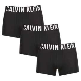3PACK pánske boxerky Calvin Klein čierne (NB3608A-UB1) S, trenky. Ikonický štýl a maximálne pohodlie každý deň
Užívajte si maximálne pohodlie a luxus s pánskymi boxerkami Calvin Klein. Tieto boxerky v sebe spájajú nadčasový dizajn s výnimočnou kvalitou, vďaka čomu sú dokonalou voľbou na každodenné nosenie aj špeciálne príležitosti. Tkaná guma s ikonickým logom Calvin Klein dodáva jedinečný vzhľad, ktorý ocení každý muž so zmyslom pre štýl.
Kvalitný materiál pre celodenné pohodlie
Tieto boxerky sú vyrobené z prvotriednej zmesi bavlny a elastanu. Vďaka tomu sú príjemné na pokožku, mäkké a priedušné, takže sú vhodné na každodenné nosenie aj pre mužov s citlivou pokožkou. Elastan dodáva boxerkám pružnosť a odolnosť, takže si dlho udržia skvelý tvar.
Elegantný dizajn a praktický strih
Tkaná guma s kontrastným logom Calvin Klein vytvárajú štýlový a nadčasový vzhľad. Boxerky majú dlhšie nohavičky, ktoré poskytujú dodatočnú oporu a pohodlie pri nosení. Sú navrhnuté tak, aby sa dokonale prispôsobili vášmu telu a zvýraznili vaše prednosti bez obmedzovania pohybu, takže sú vhodné na bežné nosenie, sedavé zamestnanie alebo voľnočasové aktivity.
Prečo si zamilujete boxerky Calvin Klein

Prvotriedny materiál: Kombinácia bavlny a elastanu zaručuje mäkkosť, priedušnosť a elasticitu pre maximálne pohodlie počas celého dňa.


Štýlový dizajn: Ikonické logo Calvin Klein s vyšívanou gumou dodáva boxerkám elegantný vzhľad vhodný na každú príležitosť.


Praktický strih: dlhšie nohavice a prispôsobivý strih poskytujú väčšie pohodlie a voľnosť pohybu, ideálne na bežné nosenie, do práce aj na voľný čas.

Spodnú bielizeň Calvin Klein milujú ľudia na celom svete
Pánska spodná bielizeň Calvin Klein patrí k stáliciam módneho priemyslu. Pánske boxerky sú jedným z dôkazov, že Calvin Klein vie, ako spojiť kvalitu so štýlom. Za viac ako 50 rokov svojej existencie značka dokázala, že na trhu so spodnou bielizňou jej môže konkurovať len málokto. Ak sa chcete na svoju spodnú bielizeň spoľahnúť v každej situácii, potom chcete spodnú bielizeň Calvin Klein.
Ako sa starať o boxerky Calvin Klein
Aby si vaše nové boxerky zachovali svoj vzhľad a kvalitu čo najdlhšie, dodržiavajte tieto jednoduché pokyny:

Pranie: Perte ich pri maximálnej teplote 30 °C. Používajte jemný prací prostriedok určený na bavlnu, aby nedošlo k poškodeniu vlákien alebo strate pružnosti.


Sušenie: Sušenie v bubnovej sušičke sa neodporúča - najlepšou voľbou je sušenie na vzduchu.


Žehlenie: Boxerky nie je potrebné žehliť, čím ušetríte čas a námahu.

Tip: Hľadanie obľúbenej spodnej bielizne môže byť beh na dlhé trate, preto chceme, aby vám obľúbené kúsky dlho vydržali. Preto tu nájdete aj množstvo skvelých pomôcok na pranie spodnej bielizne, ako sú pracie papiere a vrecká na jemnú bielizeň.