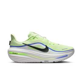 Nike Winflo 12 48,5. Nike Winflo 12: Tvoje nohy ti budú vďačné s každým kilometrom Zabudni na tvrdé dopady. S NikeWinflo 12 bude každý tvoj beh vyzerať, ako keby si mal pod nohami neviditeľné pružiny. Táto obuv je stvorená presne pre teba, ak chceš od tréningu viac – viac mäkkosti, viac energie a hlavne viac radosti z pohybu.  Nová generácia prichádza s ešte väčším množstvom peny, ktorá ťa nenechá v štichu, či už beháš rannú päťku alebo sa chystáš na svoj prvý polmaratón.  Výhody  Mäkkosť na novej úrovni: Pena Cushlon 3.0 a jednotka Nike Air tlmia každý tvoj dopad ako obláčik. Kyslík pre nohy: Svršok z otvorenej sieťoviny zabezpečí, že tvoje nohy zostanú svieže aj pri najvyššom tempe. Priestor pre prsty: Rozšírená špička poskytuje tvojim nohám slobodu a priestor, ktorý si zaslúžia. Prirodzený pohyb: Pružné drážky v podrážke zabezpečia plynulý prechod z päty na špičku.   Winflo 12 sú vyššie, mäkšie a pripravené na akúkoľvek tvoju výzvu. Stačí si ich zaväzovať a vyraziť.Horná Sieťovina. Je taká ľahká, že ani nebudete vedieť, že ju máte na sebe. A okrem toho vám poskytne potrebnú oporu presne tam, kde ju potrebujete.Medzipodrážka  Penová medzipodrážka je ako vankúš pre vaše nohy - mäkká, pružná a pripravená tlmiť akýkoľvek náraz. Vďaka nej sa budete cítiť, akoby ste bežali na obláčiku, aj keď asfalt pod nohami nie je práve najjemnejší. Navyše vracia energiu, takže vás pri každom kroku trochu nakopne vpred!Podrážka - guma  S gumovou podrážkou sa proste nedá nič pokaziť. Dlho vydrží, ľahko sa čistí a má skvelú trakciu.TECHNOLÓGIA Nike Air. Technológia funguje na princípe stlačeného vzduchu uzavretého v pevnej a zároveň pružnej kapsule. Ponúka väčšiu pružnosť a ohybnosť pri zachovaní pevnej konštrukcie. Jednotky Air Sole pružne držia tvar, pohlcujú energiu pri dopade a súčasne sú ľahké a pohodlné.