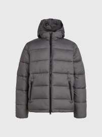 Calvin klein pw - padded jacket xl. Štýl a pohodlie na chladné dni Táto pánska bunda Calvin Klein PADDED JACKET je skvelou voľbou do mesta alebo do práce. Elegantný rovný strih a kvalitné spracovanie zaručujú pohodlie a štýl, zatiaľ čo praktická kapucňa a bočné vrecká vás ochránia pred nepriazňou počasia. Je celoprepínací, čo oceníte pri každodennom nosení počas chladnejších dní. Výhody  Celorozopínací zips: Ľahko sa oblieka a je pohodlný. Praktické detaily: vrecká a kapucňa do jesenného počasia. Elegantný strih: Ideálny pre mestský štýl.   Táto bunda od Calvina Kleina vám zaistí pohodlie a štýl aj v premenlivom počasí.