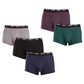 5PACK Herren Klassische Boxershorts HUGO mehrfarbig (50479944 973) XXL.
Setzen Sie auf zeitlose Eleganz und höchsten Komfort mit den HUGO Herren-Boxershorts.
Material, das sich perfekt an Sie anpasst
Die Kombination aus hochwertiger Baumwolle mit einem Hauch von Elastan sorgt für eine optimale Kombination aus Komfort und Flexibilität.
Ein Stil, der für sich selbst spricht
Die nüchterne Farbgebung ist für alle Männer geeignet, die keine Exzentrik mögen.
Warum Sie HUGO Boxershorts lieben werden

Hochwertiges Material aus einer Kombination von Baumwolle und Elastan.
Elegantes Design in klassischen Farben.
Kürzere Beine für mehr Komfort.

Hugo Unterwäsche für Liebhaber von Komfort und Luxus
Die Marke Hugo Underwear gehört zur Bekleidungsfamilie Hugo Boss und zeichnet sich durch hochwertige Materialien und präzise Verarbeitung aus.
Pflegehinweise für HUGO Boxershorts
Damit Ihre Lieblingsboxer lange halten, empfehlen wir Ihnen, diese Tipps zu befolgen.

Waschen: Der Stift hat eine Temperatur von 40 °C.
Trocknen: Sie können Ihre Boxershorts im Wäschetrockner im Schonprogramm trocknen.
Bügeln: Falls erforderlich, bügeln Sie sie bei niedrigerer Temperatur von innen nach außen.

Tip: Werden Sie ein Experte für die Pflege von Unterwäsche mit den Ratschlägen in unserem Artikel und geben Sie Ihren Lieblingsstücken die Pflege, die sie verdienen.