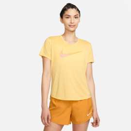 Nike Dri-FIT One L. Technológia Dri-FIT. Inovatívna polyesterová tkanina navrhnutá tak, aby vás udržala v suchu a vy ste mohli dlhšie naplno športovať. Jedinečná, vysoko funkčná konštrukcia z mikrovlákna Dri-FIT podporuje prirodzený chladiaci systém tela tým, že odvádza pot a rozvádza ho po povrchu oblečenia, aby sa rýchlo odparoval. Oblečenie Dri-FIT funguje najlepšie ako základná vrstva alebo pri samostatnom nosení - priamy kontakt s telom vás udrží v suchu. Materiál Dri-FIT sa tiež dokáže vysporiadať s potom počas celej životnosti odevu  .
