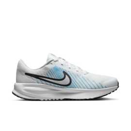 Nike Run Defy 45,5. Obuv, ktorá vás podrží na ceste aj mimo nej Bežecká obuv Nike Run Defy je ideálnou voľbou na každodenný tréning a rekreačný beh. Penová medzipodrážka poskytuje mäkké a pohodlné odpruženie, ktoré chráni vaše kĺby pri každom kroku. Zvršok z priedušného materiálu pomáha udržať nohu v suchu a pohodlí aj pri dlhších behoch. Gumová podrážka s mriežkovým vzorom ponúka spoľahlivú trakciu, zatiaľ čo flexibilné drážky podporujú prirodzený pohyb chodidla. Výhody ▪ Penová medzipodrážka: poskytuje mäkké odpruženie a chráni kĺby pri behu.▪ Priedušný zvršok: Pomáha udržať nohy v suchu a pohodlí.▪ Gumová podrážka s mriežkovým vzorom: Rukavica s gumovým vzorom: ponúka spoľahlivú trakciu na rôznych povrchoch.▪ Pružné drážky.▪ Ľahká konštrukcia: minimalizuje únavu pri dlhšom behu.  spája pohodlie, priedušnosť a výkon pre každého bežca.Vrch - textília  Textilné vrchy sú úplne ideálne pre svoju priedušnosť do teplejších dní. Len pozor na odieranie, s odolnosťou je to trochu horšie ako napríklad pri koži.Medzipodošva - Phylon  Phylon je odľahčená, nízkoprofilová a responzívnejšia verzia klasickej EVA medzipodošvy. Každý krok v týchto topánkach tak bude ľahší a energickejší.  Podrážka - guma  S gumovou podrážkou sa proste nedá nič pokaziť. Dlho vydrží, ľahko sa čistí a má skvelú trakciu.