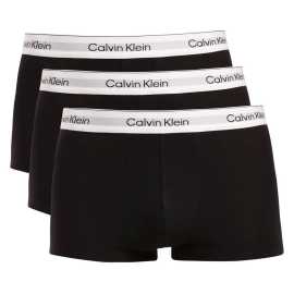 3PACK pánske boxerky Calvin Klein čierné (NB4389-UB1) L, trenky. Jedinečný štýl a maximálne pohodlie s boxerkami Calvin Klein
Táto sada pánskych boxeriek Calvin Klein prináša nielen dokonalé pohodlie, ale aj nadčasový a moderný štýl. Boxerky Calvin Klein sú dokonale univerzálne a vhodné na každú príležitosť, či už sa chystáte do práce alebo na výnimočné rande.
Kvalitný materiál na každodenné nosenie
Boxerky Calvin Klein sú vyrobené z prvotriednej bavlny s prímesou elastanu pre mäkkosť, priedušnosť a pružnosť. Bavlna je ideálnou voľbou na pohodlné celodenné nosenie, pretože umožňuje pokožke dýchať. Elastan dodáva boxerkám pružnosť, vďaka čomu skvele padnú a zvýraznia všetky vaše prednosti.
Kratšie nohavice pre maximálnu voľnosť pohybu
Boxerky Calvin Klein majú kratšie nohavičky, takže sú ideálnou voľbou pre tých, ktorí uprednostňujú voľnejší pohyb a minimálne obmedzenia. Vyšívaná guma s logom Calvin Klein dodáva boxerkám nadčasový moderný štýl a zároveň zaisťuje, že zostanú pohodlne na svojom mieste po celý deň.
Výhody, ktoré oceníte každý deň

Priedušná bavlna: Udrží vás svieže po celý deň.


Pružnosť vďaka elastanu: Boxerky sa dokonale prispôsobia vášmu telu a neobmedzujú v pohybe.


Štýlový elastický pás: Logo Calvin Klein dodáva boxerkám nadčasový vzhľad.

Spodná bielizeň Calvin Klein vám dodá jedinečný štýl
Pánska spodná bielizeň Calvin Klein patrí k stáliciam módneho priemyslu. Pánske boxerky sú jedným z dôkazov, že Calvin Klein vie, ako spojiť kvalitu so štýlom. Za viac ako 50 rokov svojej existencie značka dokázala, že na trhu so spodnou bielizňou jej môže konkurovať len málokto. Ak sa chcete na svoju spodnú bielizeň spoľahnúť v každej situácii, potom chcete spodnú bielizeň Calvin Klein.
Ako sa starať o boxerky Calvin Klein
Aby si vaše boxerky zachovali svoju kvalitu a pohodlie po dlhú dobu, odporúčame dodržiavať tieto pokyny:

Pranie: Boxerky perte pri teplote 30 °C, aby ste zachovali mäkkosť materiálu.


Sušenie: Možno bezpečne sušiť v sušičke na nízkom stupni.


Žehlenie: Boxerky nie je potrebné žehliť.

Tip: Nájsť ten správny kus spodnej bielizne, ktorý vám dokonale padne, je niekedy náročné. Keď ho nájdete, oplatí sa oň dobre starať, aby dlho vydržal. Tipy, ako to urobiť, nájdete v našom článku.
