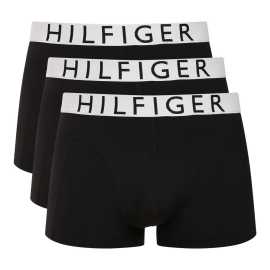 3PACK pánske boxerky Tommy Hilfiger čierne (UM0UM03887 0XK) M, trenky. Moderná klasika s technologickým náskokom – pánske boxerky Tommy Hilfiger
Zvoľte nadčasový štýl, ktorý kombinuje eleganciu s funkčnosťou. Pánske boxerky Tommy Hilfiger vám ponúkajú nielen ikonický dizajn, ale aj špičkový komfort po celý deň vďaka moderným materiálom. Dlhšie nohavičky, perfektne padnúci strih a decentné logo robia z týchto boxeriek ideálnu voľbu na každodenné nosenie aj športové aktivity.
Funkčný materiál novej generácie pre vaše pohodlie
Kvalitné umelé vlákno s vysokým podielom elastanu zaisťuje, že boxerky sa skvele prispôsobia vášmu telu a neobmedzujú vás v pohybe. Sú ľahké, priedušné a rýchloschnúce – ideálne na bežný deň v práci, športové aktivity aj cestovanie. Navyše sú odolné proti strate tvaru a farieb, takže aj po mnohých praniach vyzerajú ako nové.
Elegantný dizajn a strih, ktorý drží
Dlhšie nohavičky zaisťujú pohodlie a komfort počas celého dňa – žiadne vyhrňovanie ani nepríjemné zarezávanie. Vytkaná elastická guma s decentným logom dodáva boxerkám športovo-elegantný vzhľad a perfektne drží na mieste bez zvierania. Univerzálnu farebnosť dopĺňajú červeno-biele detaily charakteristické pre značku Tommy Hilfiger.
Prečo by ste mali vyskúšať boxerky Tommy Hilfiger

Funkčný materiál s vynikajúcou pružnosťou a priedušnosťou, ktorý sa ľahko udržiava.
Moderný vzhľad a skvelý strih s dlhšími nohavičkami pre väčšie pohodlie.
Reprezentatívny štýl a kvalita značky Tommy Hilfiger.

Spodná bielizeň Tommy Hilfiger je zárukou najvyššej kvality
Značka Tommy Hilfiger sa stala ikonou amerického obliekania pred takmer 40 rokmi a jej farebnosť v odtieňoch modrej, červenej a bielej je rozpoznateľná na prvý pohľad. Všetky výrobky tejto značky spája prvotriedne spracovanie a nenápadný luxus, ktorý si môžeš dopriať každý deň. Pánske boxerky Tommy Hilfiger nájdete v šatníku štýlových mužov po celom svete, ktorí oceňujú predovšetkým ich nadčasový dizajn a materiály, ktoré vás doslova pohladia. Ocení to nielen vaše intímne partie, ktoré sa budú cítiť ako v bavlnke, ale aj vaša partnerka, ktorá sa vás bude ešte radšej dotýkať.
Ako správne starať sa o boxerky Tommy Hilfiger
Aby vaše obľúbené spodné prádlo vydržalo dlho ako nové, odporúčame dodržiavať nasledujúce pokyny.

Pranie: Per na 30 °C s jemným pracím prostriedkom. Pre zachovanie farieb pier ideálne naruby.
Sušenie: Môžeš sušiť v sušičke – zvoľ jemný program s nízkou teplotou.
Žehlenie: Je možné žehliť na nízky stupeň, ale nie je to nutné – materiál je prirodzene hladký.

Tip: Staňte sa odborníkom na údržbu spodnej bielizne vďaka radám v našom článku a doprajte svojim obľúbeným kúskom starostlivosť, ktorú si zaslúžia.