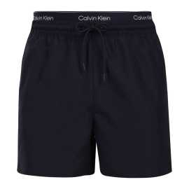 Pánske plavky Calvin Klein čierne (N61023-0PP) M. Užite si zaslúženú pozornosť v štýlových plavkách Calvin Klein
Predstavujeme vám pánske plavky Calvin Klein, ktoré kombinujú ikonický dizajn značky s modernými prvkami. Či už si užívate na pláži, relaxujete pri bazéne alebo sa chystáte na adrenalínové vodné hry, tieto plavecké šortky vám zabezpečia nielen štýlový vzhľad, ale aj pohodlie. Vďaka ikonickému logu Calvin Klein, ktoré dodáva plavkám neodolateľný šmrnc, budete vždy vyzerať skvele.
Kvalita Calvin Klein, ktorá vás nesklame
Plavky Calvin Klein sú vyrobené z polyesteru, čo zaručuje špičkovú kvalitu a zároveň podporuje udržateľnosť. Rýchloschnúci materiál vám poskytne maximálne pohodlie, ktoré naozaj oceníte - už žiadne čakanie, kým vaše plavky uschnú! Navyše vďaka kvalitnej podšívke zo sieťoviny zaručujú plavky dokonalú podporu a voľnosť pohybu.
Premyslený dizajn pre vaše pohodlie
Plavky Calvin Klein sú navrhnuté s ohľadom na pohodlie a štýl. Ich stredne dlhý dizajn vám poskytne moderný vzhľad a pohodlie, zatiaľ čo elastický pás s nastaviteľnou šnúrkou prispôsobí plavky vašim potrebám. Praktické vrecká - dve na boku a jedno na chrbte - vám umožnia bezpečne uložiť všetky drobnosti, ktoré môžete pri vode potrebovať. Celkový dojem dotvára výrazná značka Calvin Klein, ktorá podčiarkne váš jedinečný štýl a sebavedomie.
Prečo by plavky Calvin Klein nemali chýbať vo vašom šatníku?

Udržateľnosť: Plavky sú vyrobené z polyesteru, čím sa znižuje vplyv na životné prostredie.
Rýchloschnúca technológia: Moderný materiál vám zaručí maximálne pohodlie počas celého dňa.
Štýlový a moderný dizajn: Calvin Klein jednoducho nikdy nevyjde z módy.
Perfektná voľba: Budete hviezdou nielen na pláži, ale aj na párty pri bazéne alebo pri akomkoľvek vodnom športe.

Spodná bielizeň Calvin Klein vám dodá jedinečný štýl
Pánska spodná bielizeň Calvin Klein patrí k stáliciam módneho priemyslu. Pánske boxerky sú jedným z dôkazov, že Calvin Klein vie, ako spojiť kvalitu so štýlom. Za viac ako 50 rokov svojej existencie značka dokázala, že na trhu so spodnou bielizňou jej môže konkurovať len málokto. Ak sa chcete na svoju spodnú bielizeň spoľahnúť v každej situácii, potom chcete spodnú bielizeň Calvin Klein.
Ako sa starať o plavky Calvin Klein
Aby si plavky Calvin Klein dlhodobo zachovali svoju kvalitu a farbu, je dôležité dodržiavať správny postup údržby.


Pranie: Perte v práčke pri maximálnej teplote 30 °C a používajte jemný prací prostriedok, ktorý je šetrný k materiálu. Nepoužívajte zmäkčovadlá, ktoré môžu ovplyvniť rýchloschnúce vlastnosti tkaniny.


Sušenie: Plavky nesušte v sušičke - radšej ich nechajte voľne schnúť na vzduchu v tieni, aby ste zabránili vyblednutiu žiarivo červenej farby.


Skladování: Po úplném uschnutí skladuj plavky na suchém a dobře větraném místě, abys předešel případné tvorbě plísní.


Tip: Nájsť ten správny kus spodnej bielizne, ktorý vám dokonale padne, môže byť náročné. Keď ho nájdete, oplatí sa oň dobre starať, aby vám dlho vydržal. Tipy, ako to urobiť, nájdete v našom článku.