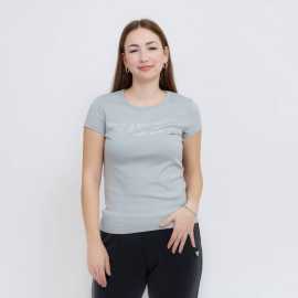 Guess Kiara SS T-shirt S. Dokonalá kombinácia elegancie a štýlu Dámske tričko Guess KIARA SS T-SHIRT je vyrobené z kvalitného, mäkkého materiálu, ktorý poskytuje maximálne pohodlie počas celého dňa. Prednú časť trička zdobia nápadité detaily v podobe trblietavých kamienkov, ktoré dodávajú oblečeniu luxusný vzhľad. Vďaka klasickému strihu s krátkymi rukávmi je toto tričko ideálnou voľbou na každodenné nosenie aj na výnimočné príležitosti.   Výhody   95 % bavlna, 5 % elastanpre pohodlie a pružnosť. Regular strih s krátkymi rukávmi a okrúhlym výstrihom. Dizajn: Celoplošná potlač loga 4G pre štýlový vzhľad. Možno prať v práčke pre jednoduchúúdržbu.   Tričko GUESS KIARA SS T-SHIRT bude skvelým doplnkom vášho šatníka a dodá vášmu štýlu výrazný a sofistikovaný prvok. Doprajte si štýl a pohodlie s tričkom Guess Kiara - ideálnou voľbou pre modernú ženu.